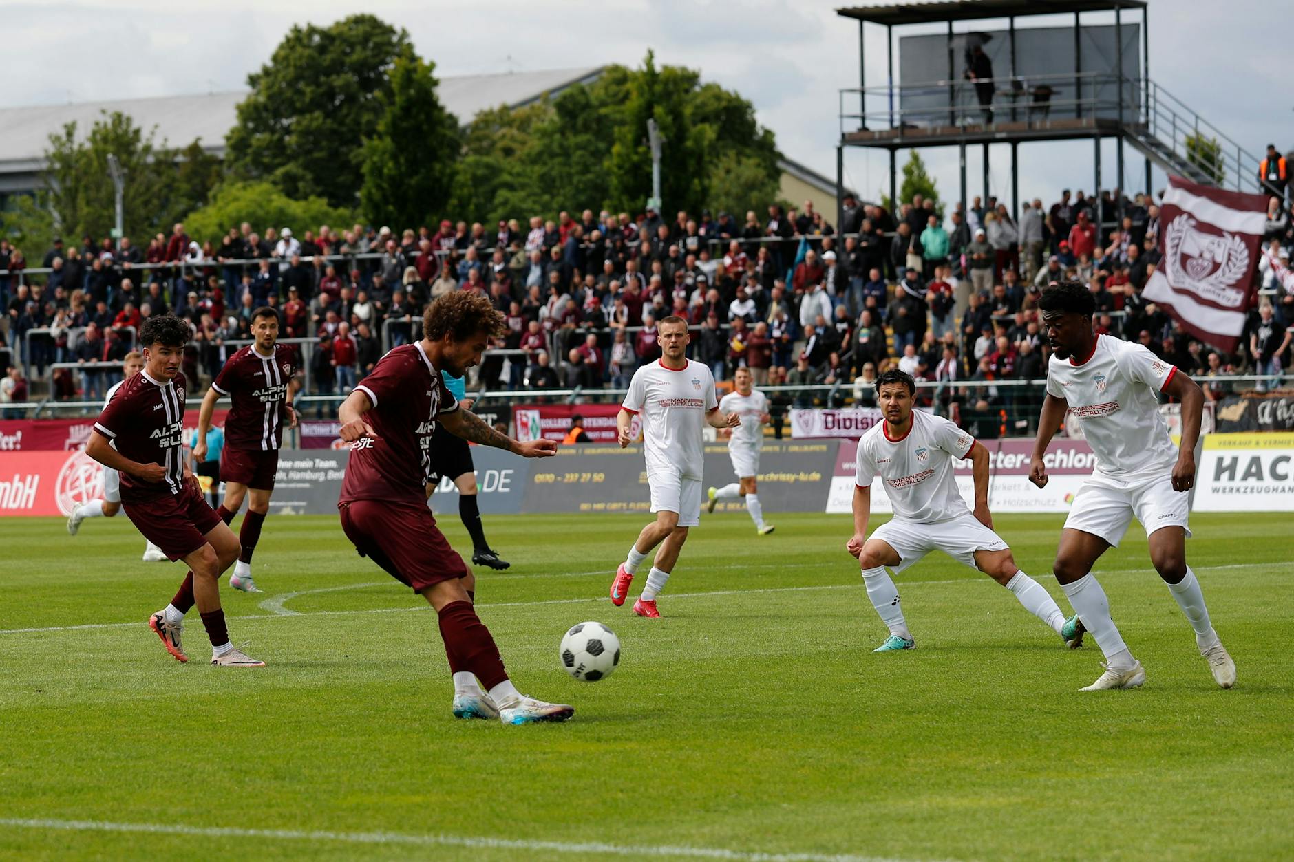 Mit den Fans im Rücken ist der BFC zu Hause im Sportforum am stärksten. Hier flankt Kevin Lankford.