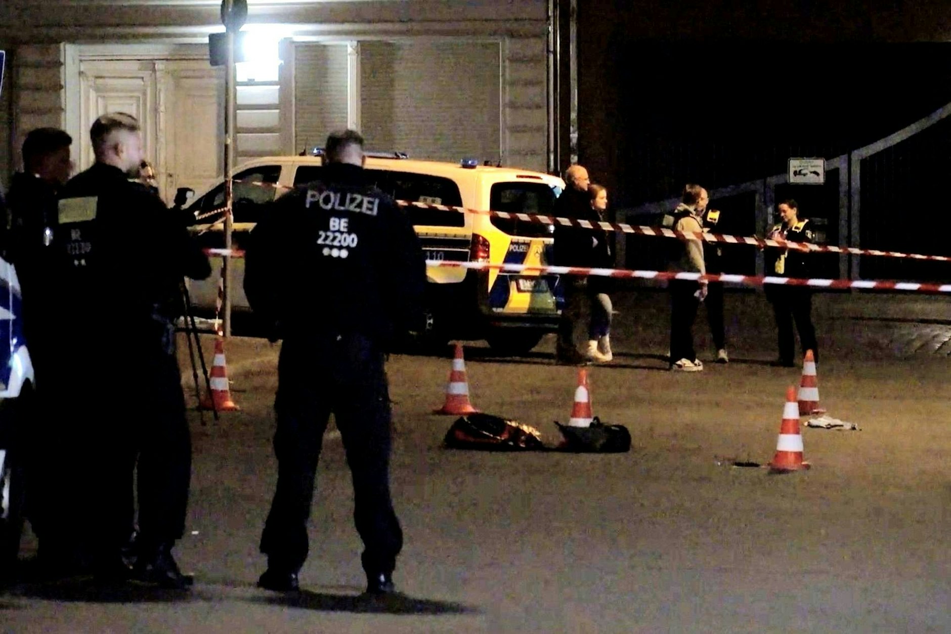 Polizisten stehen an einer Absperrung im Berliner Bezirk Neukölln. Ein 28-Jähriger hat dort einem Polizisten in den Hals gestochen und ihn dabei lebensgefährlich verletzt.