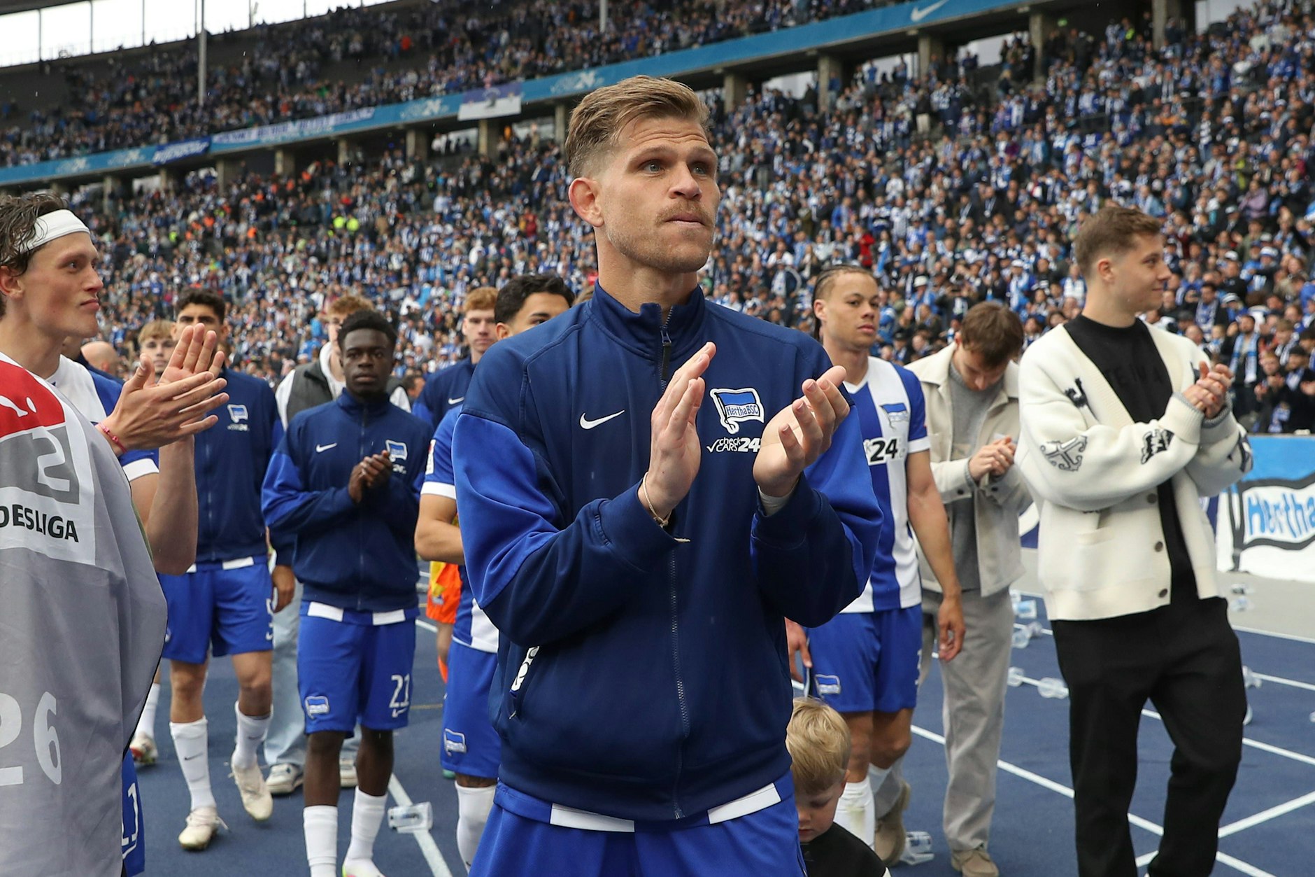 Herthas Stürmer Florian hatte bei seinem Abschied von den Fans in der Ostkurve mit den Tränen zu kämpfen.