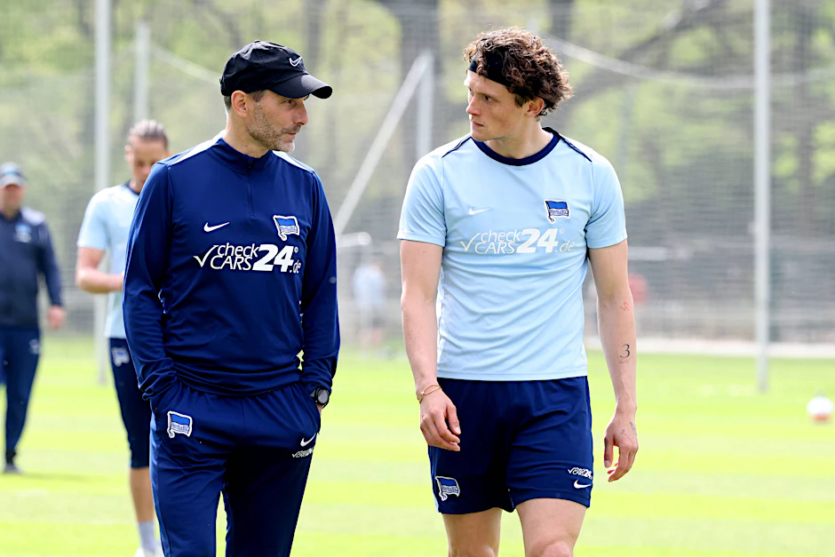 Stefan Leitl (l.) darf auch in der nächsten Saison auf die sportlichen Dienste von Fabian Reese zählen.