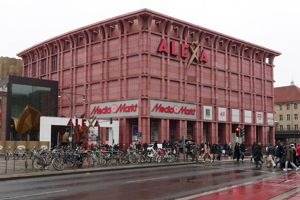 Messerattacke im Einkaufszentrum: Security-Mitarbeiter lebensgefährlich ...