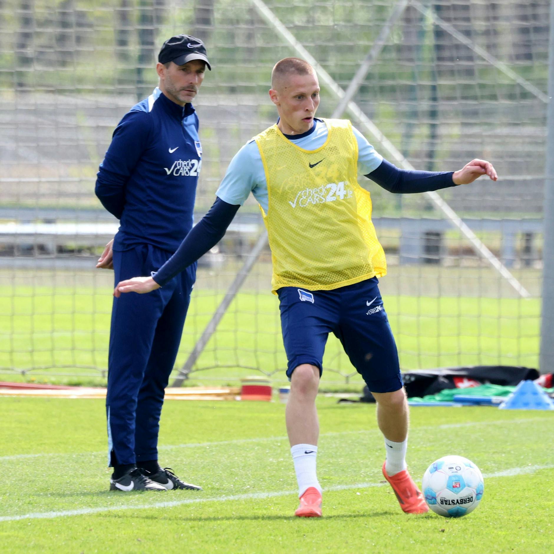 Hertha-Coach Stefan Leitl beobachtet Palko Dardai im Training.
