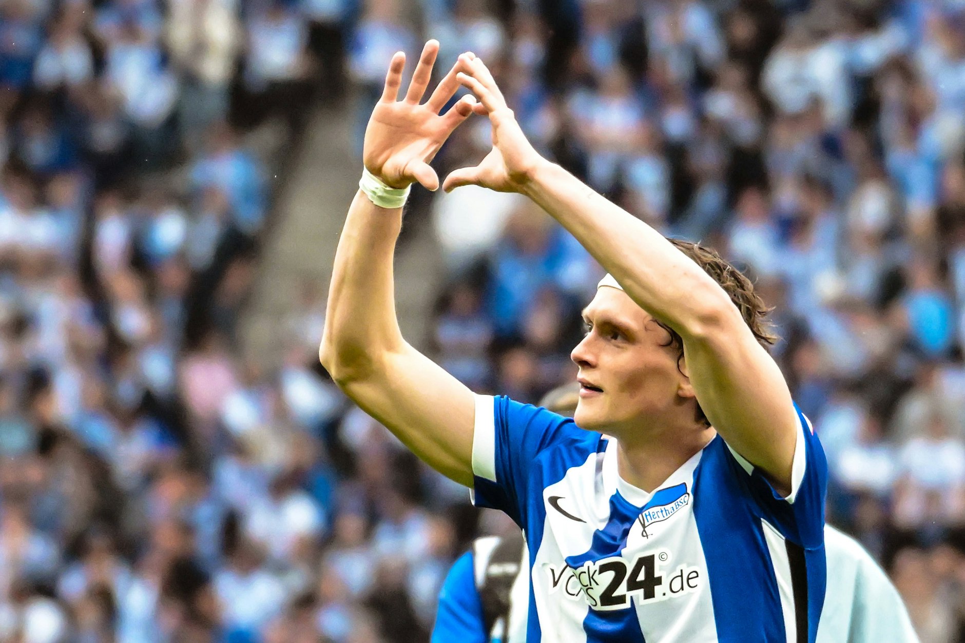 Hertha-Liebling Fabian Reese zeigt es an: Sein blau-weißes Herz ist größer als die Jagd nach noch mehr Millionen.