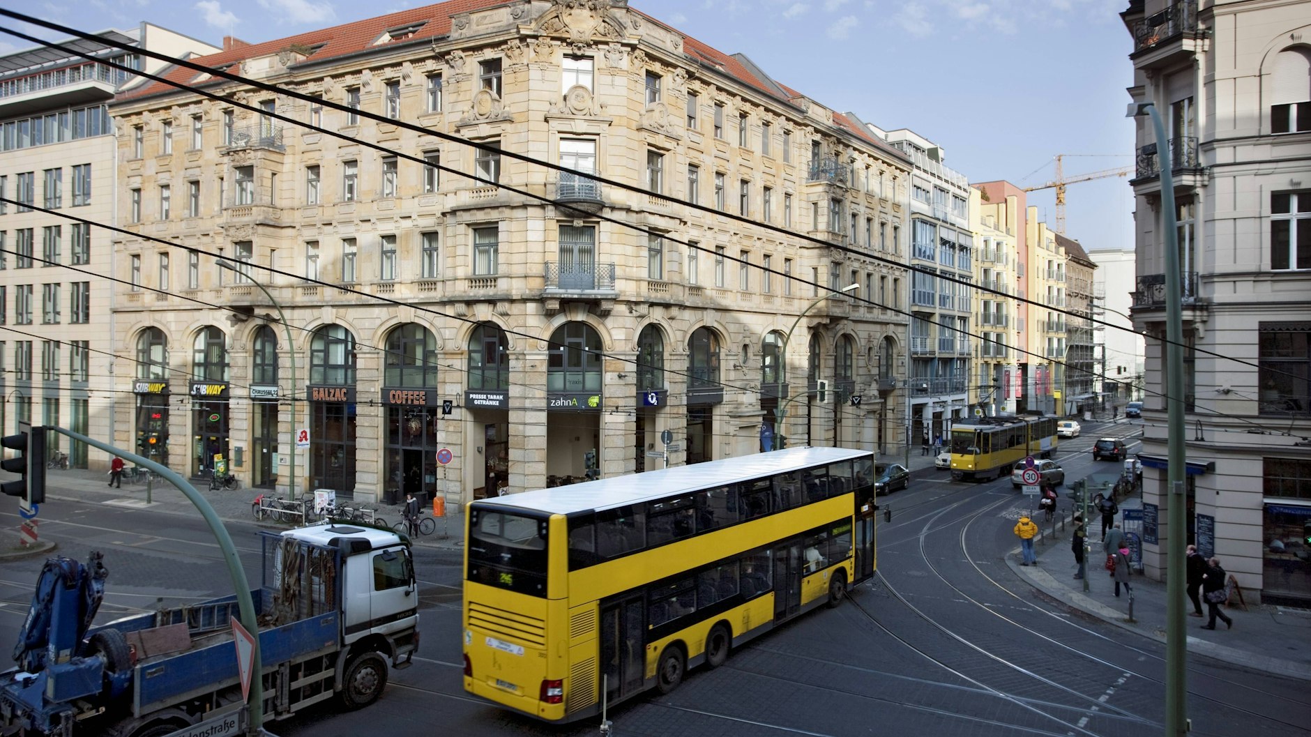 Auch der Invalidenstraße in Mitte täte eine Busspur für BVG-Busse sicher gut.