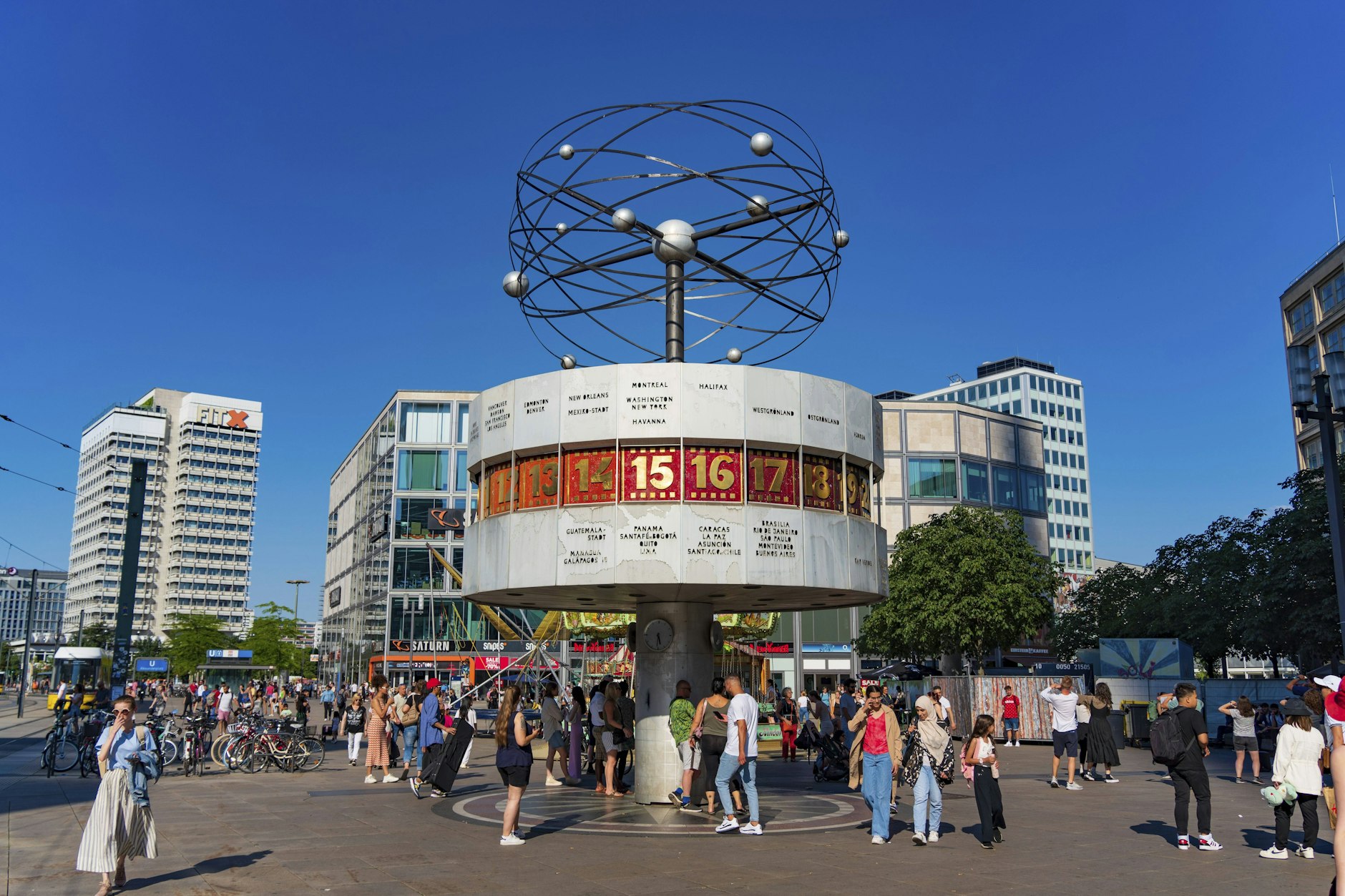 Angeblicher Tourist in Not: Die Betrüger sprechen bei dieser Masche ihre Opfer meist auf belebten Plätzen an (hier der Alexanderplatz in Berlin).
