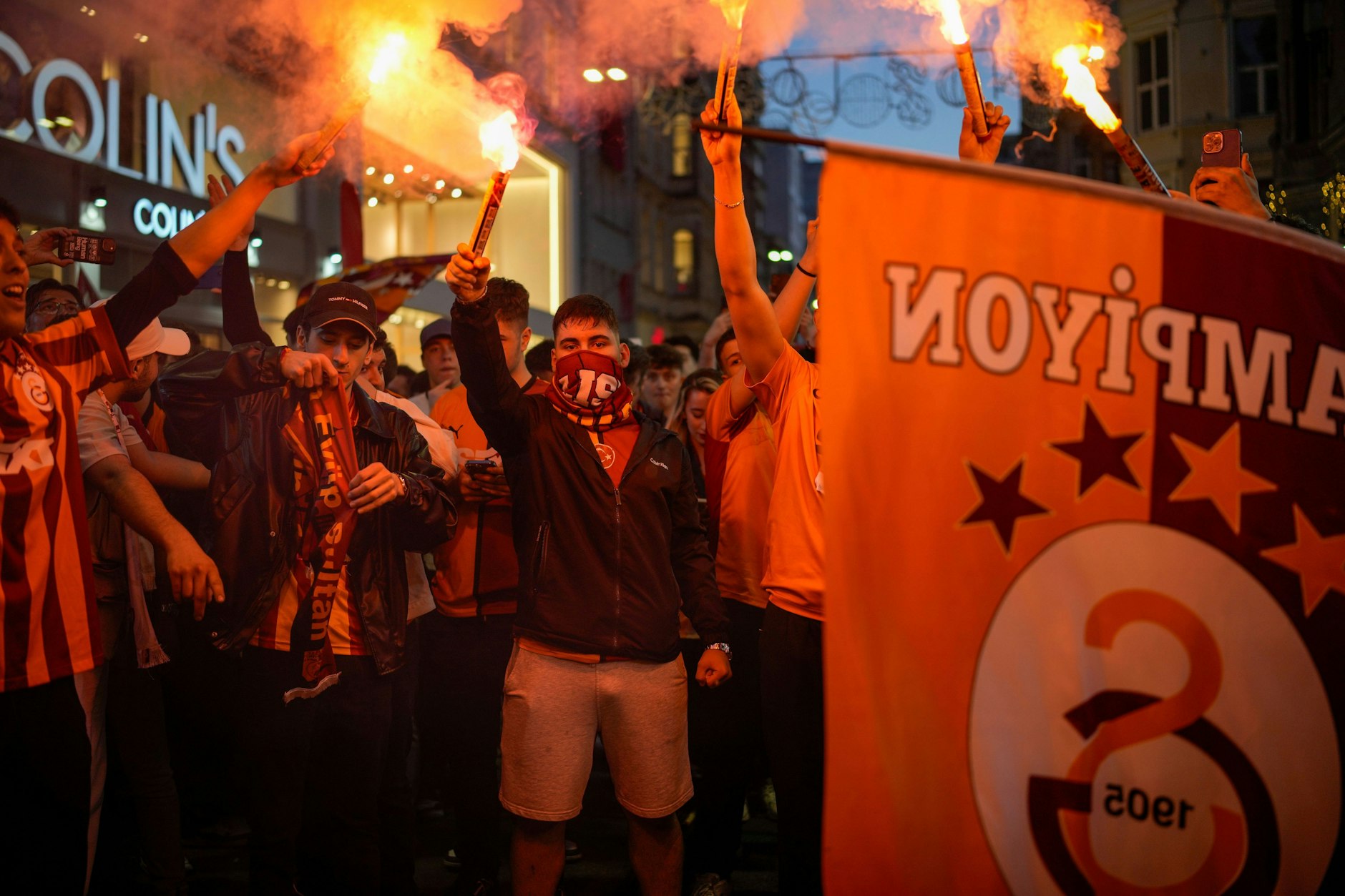 Galatasaray-Fans feierten auch in der Türkei den Sie ihrer Mannschaft in der türkischen Super Lig.