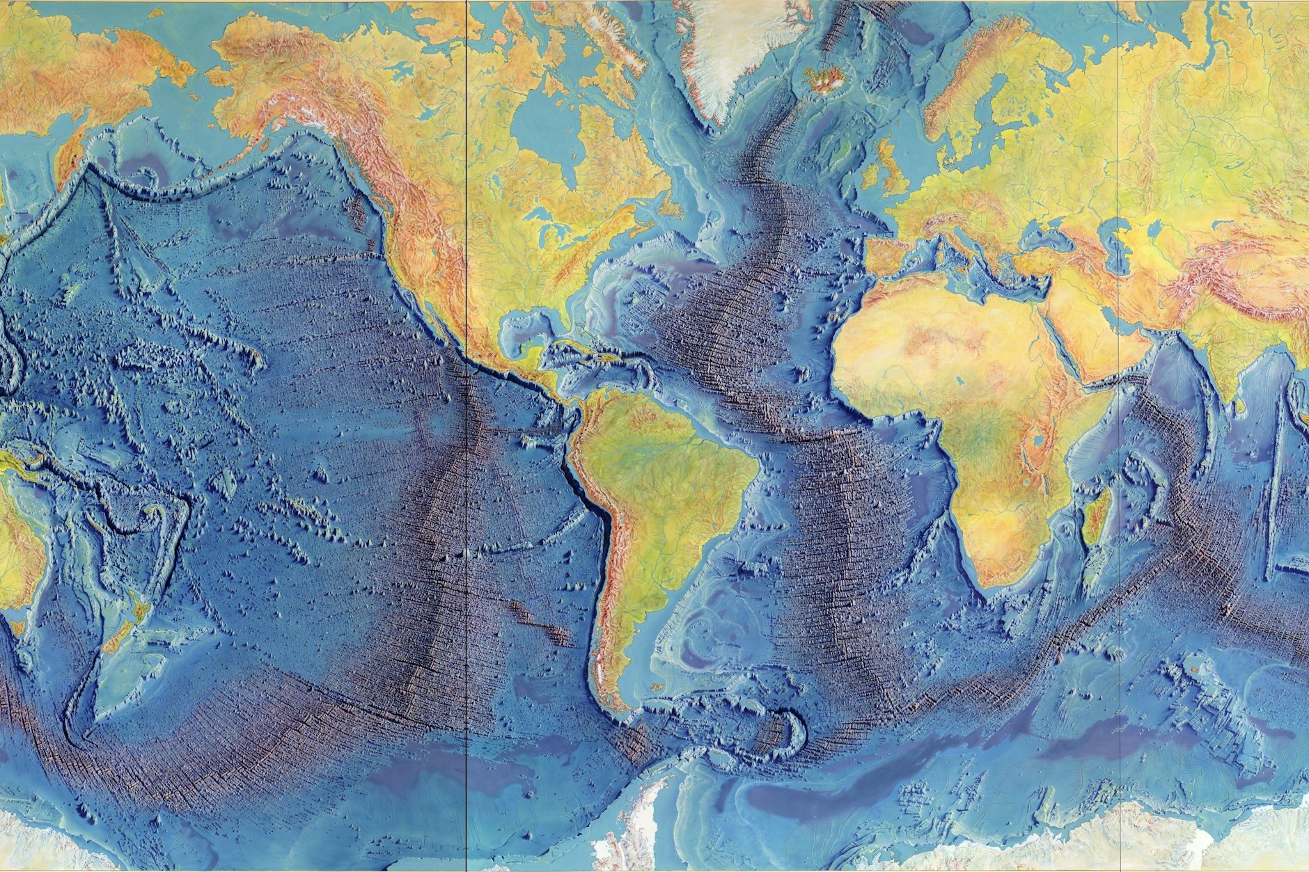 Grobe Reliefkarte der Ozeanböden von 1977, gemalt von Heinrich Berann: Auf der Grundlage von neuen Messdaten hatte die amerikanische Geologin Marie Tharp ein 65.000 Kilometer langes Grabenbruchsystem entdeckt, das den gesamten Planeten umspannt.