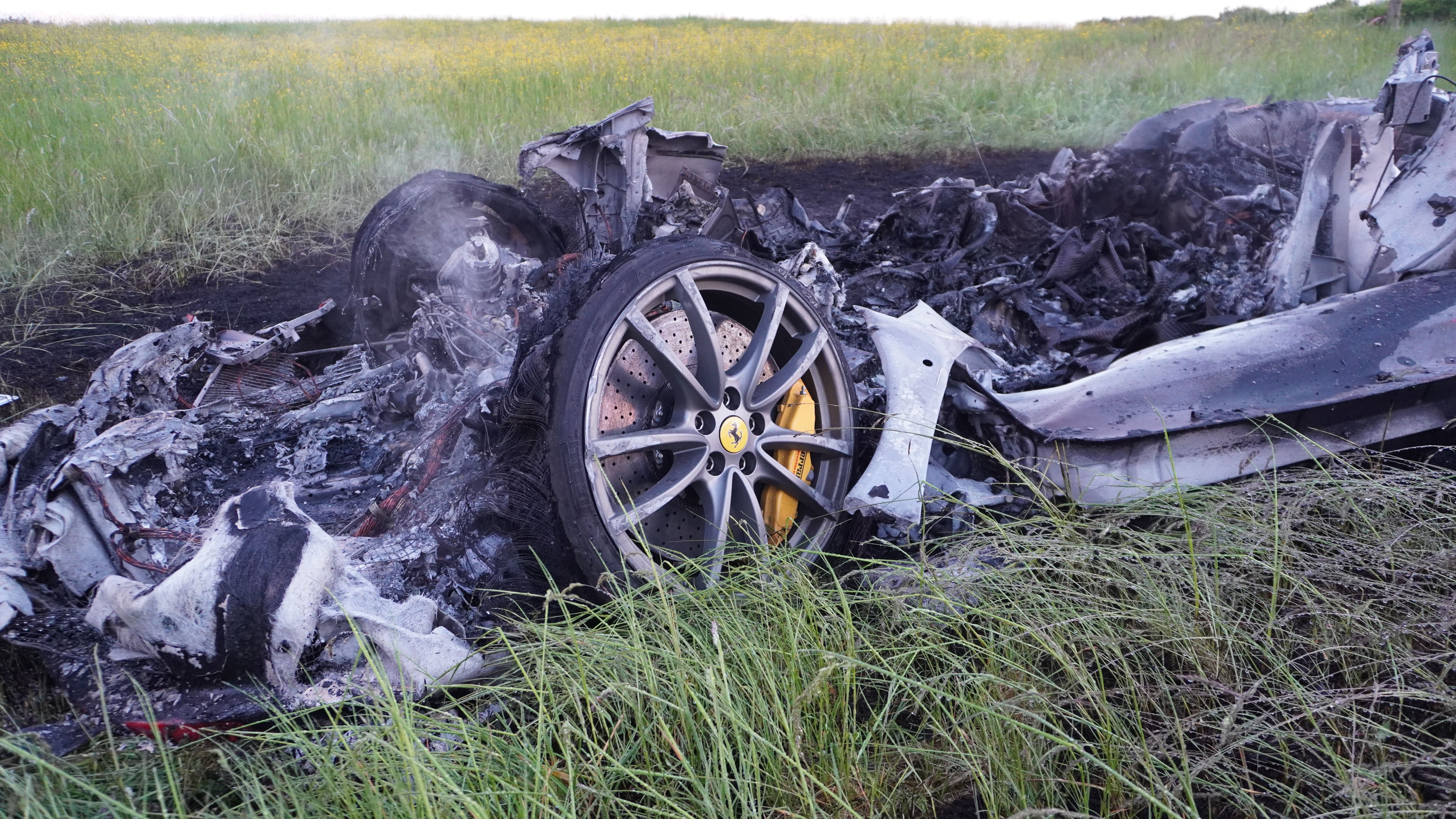 Image - Ferrari ausgebrannt! Zwei Menschen überleben Horror-Unfall mit Sportwagen