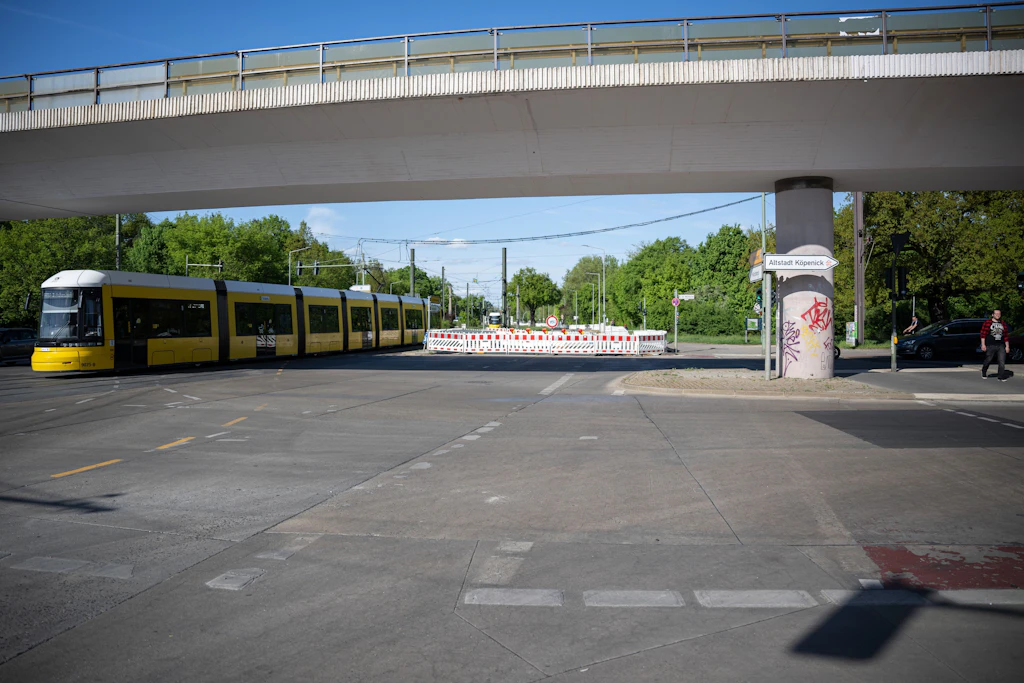 Einsturzgefahr! Ab sofort: Kreuzung unter der Brücke An der Wuhlheide gesperrt