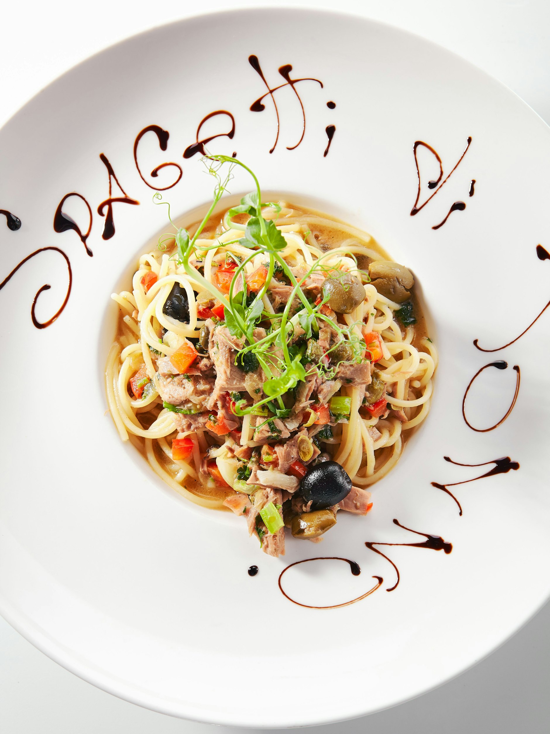 Variierren Sie das Rezept für Spaghetti mit Thunfisch! Hier wurde fein geschnittenes Gemüse, Oliven und Champignons ergänzt.