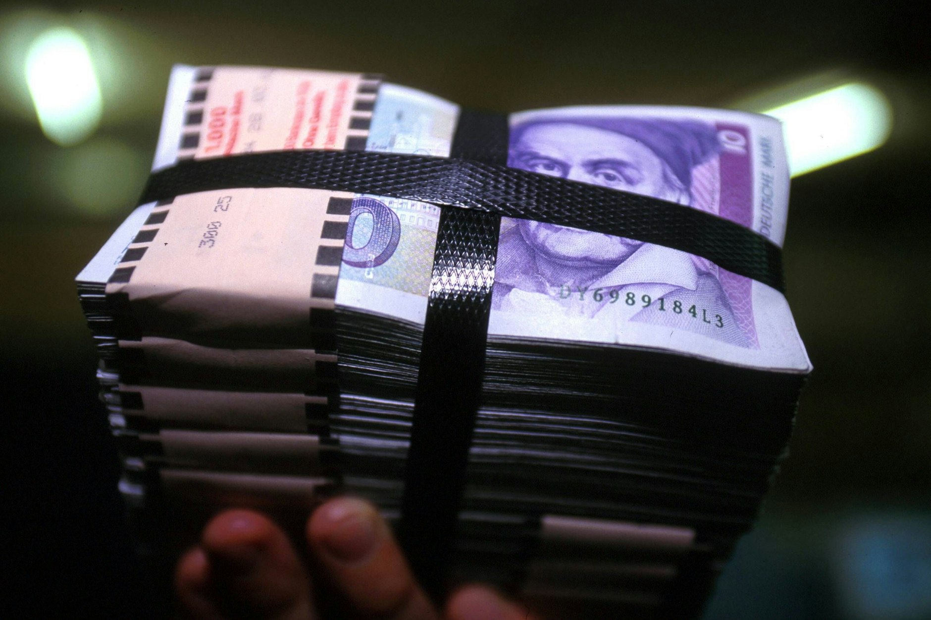 Ein Bündel D-Mark-Scheine. Bis heute sind viele DDR-Milliarden verschwunden.