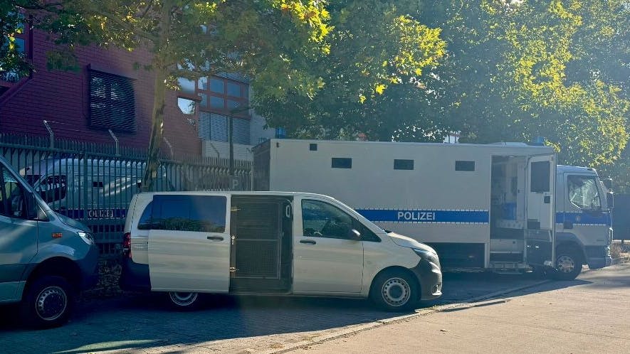 Näher ran darf man nicht: Dieses Foto des zivilen Gefangenentransporters stammt von der Polizei Berlin.