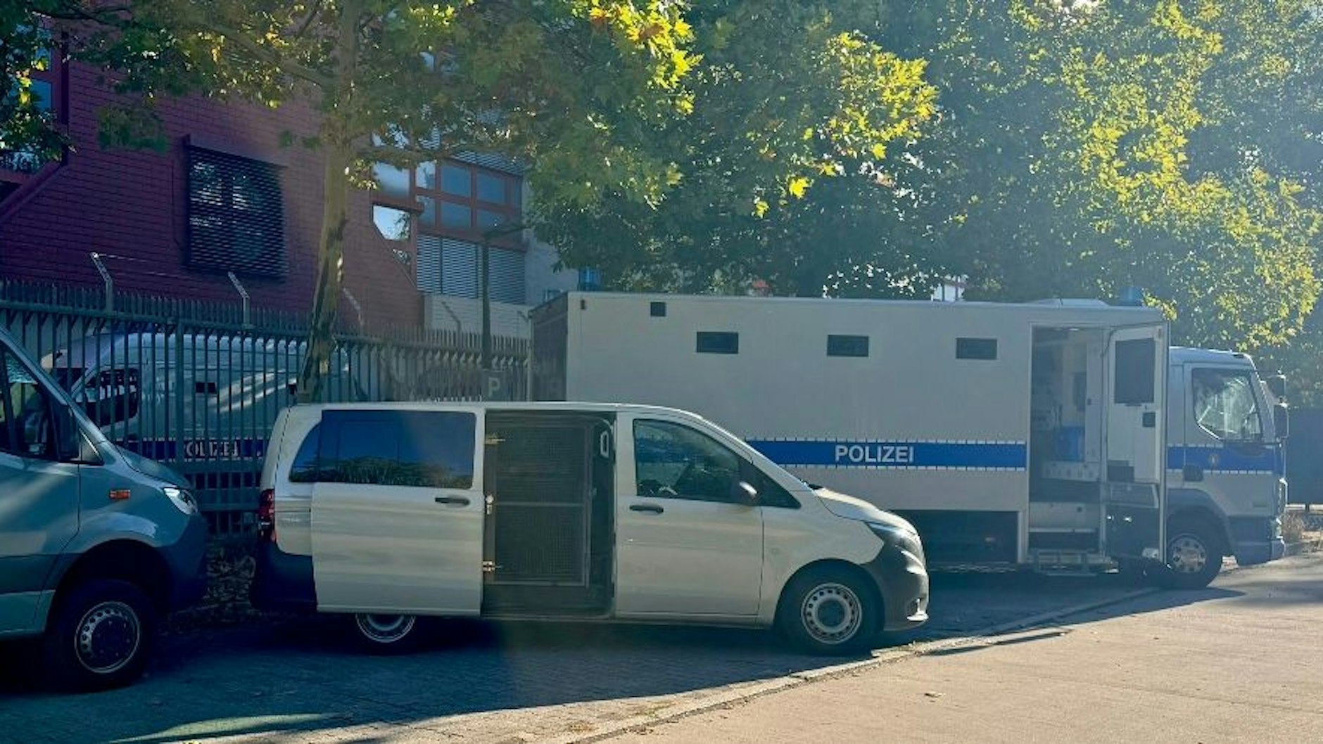 Näher ran darf man nicht: Dieses Foto des zivilen Gefangenentransporters stammt von der Polizei Berlin.