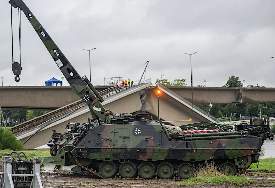 Panzer der Bundeswehr neben der im vergangenen September eingestürzten Carolabrücke in Dresden.