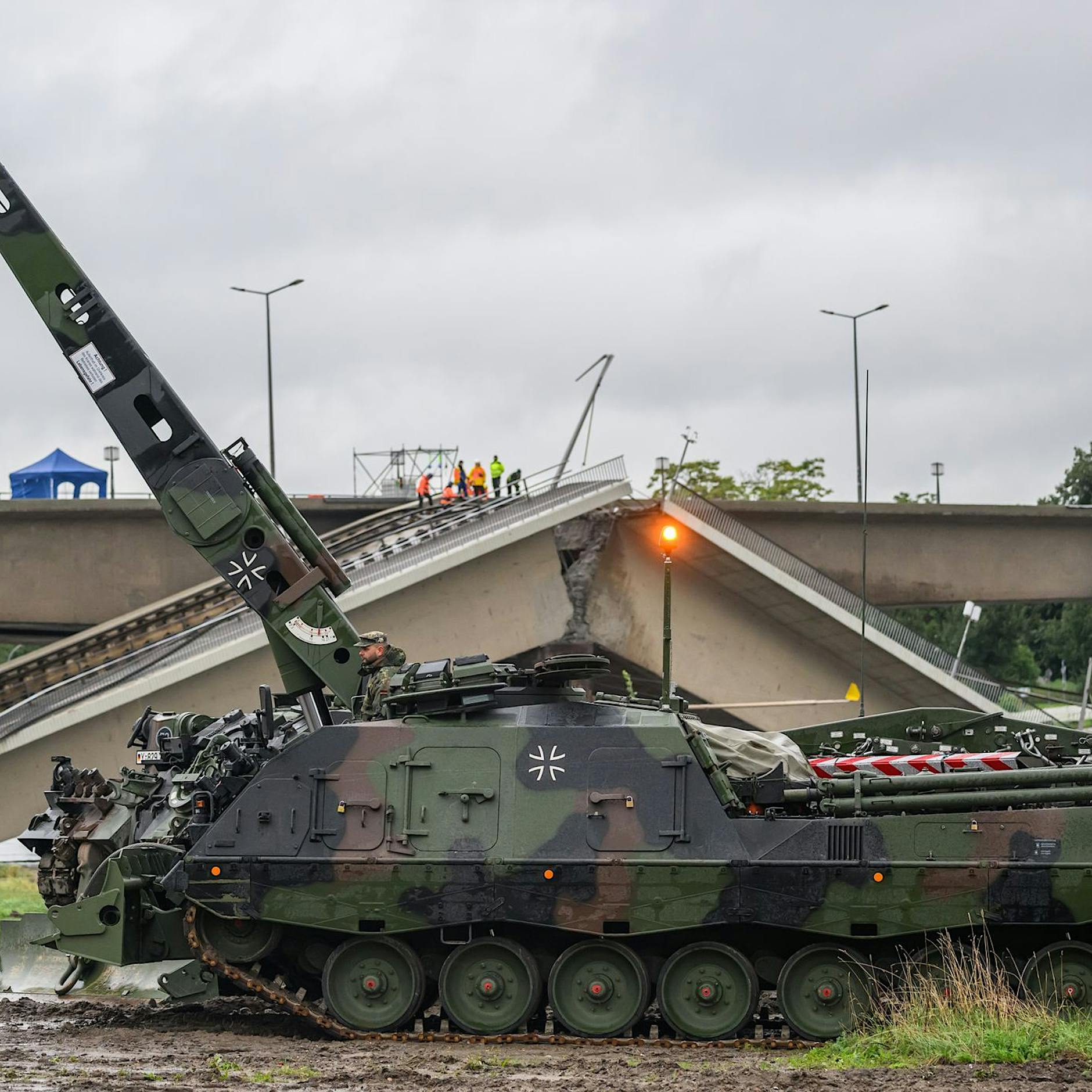 Experte zu Merz-Milliarden: „Panzer? Über welche Brücken sollen die fahren?“