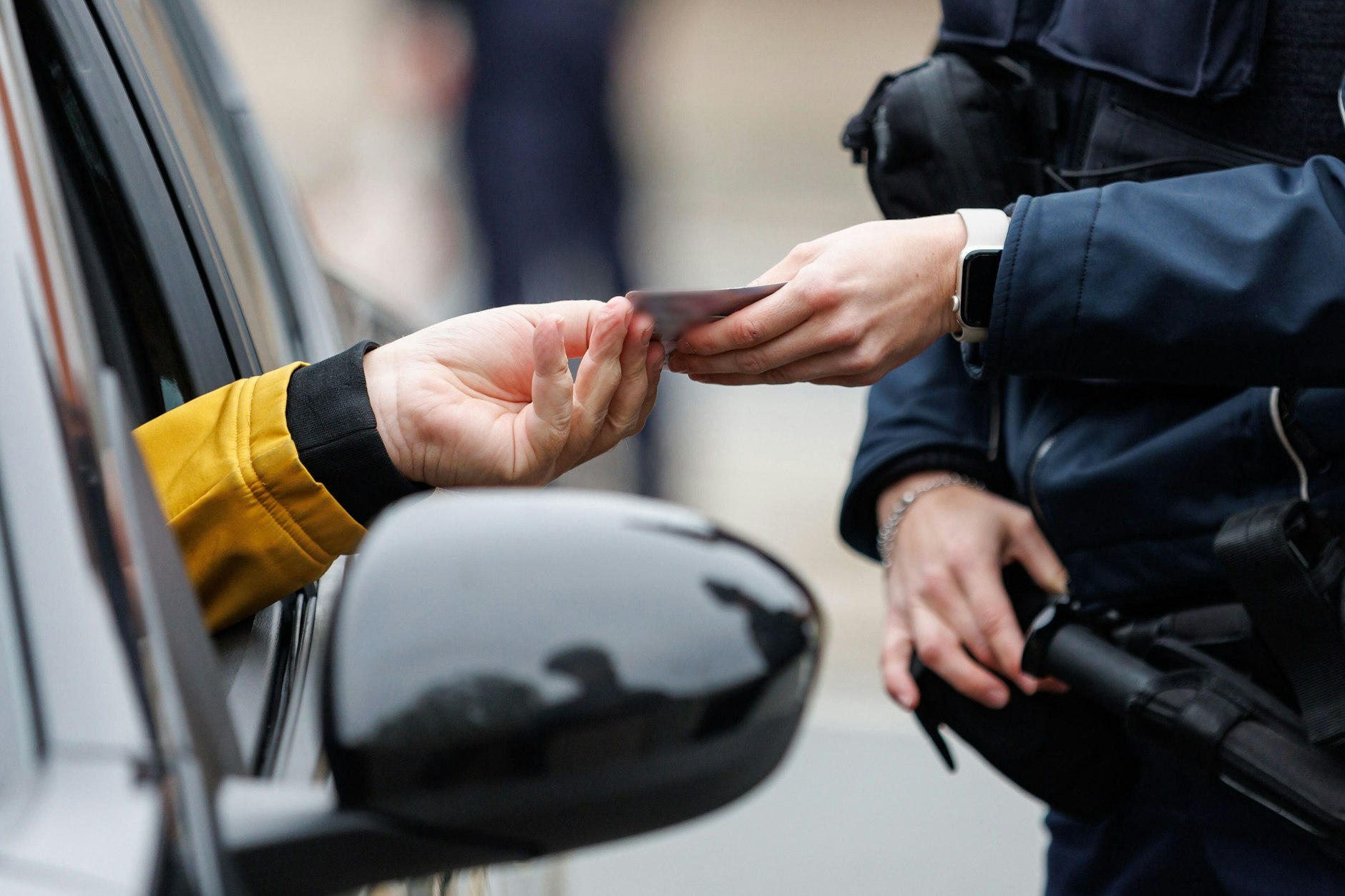 Nach dem Einlenken der Bundesinnenministerin hat die Bundespolizei an der Grenze zwischen Bayern und Tschechien mit stationären Grenzkontrollen begonnen.