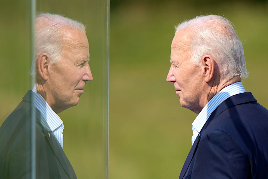 US-Präsident Joe Biden spiegelt sich in kugelsicherem Glas, als er nach seiner Rede bei der Vernon Electric Cooperative von der Bühne geht. (zu dpa: «Bilder des Tages»)
