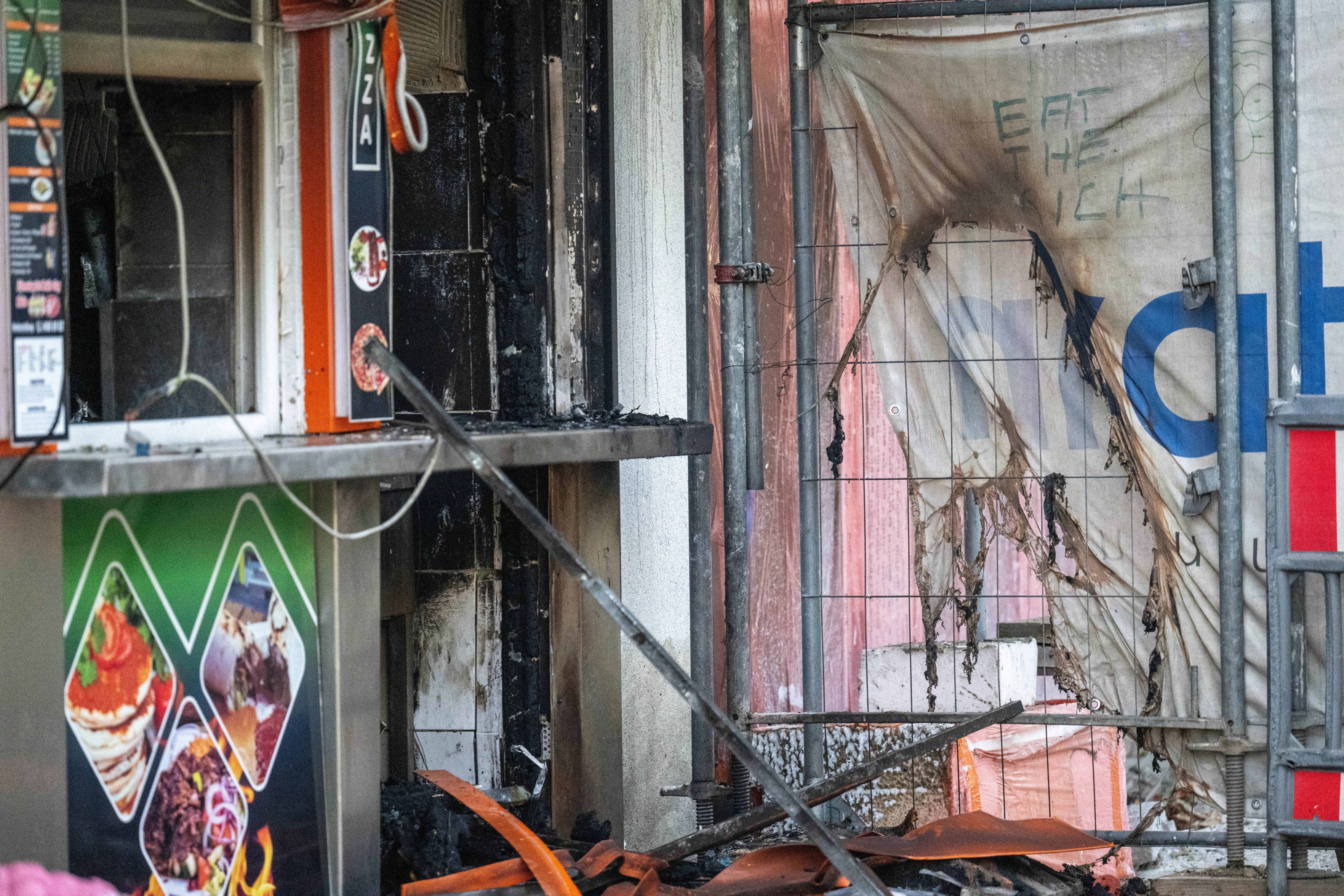 Kleines Mädchen (5) stirbt nach Feuer in Dönerladen