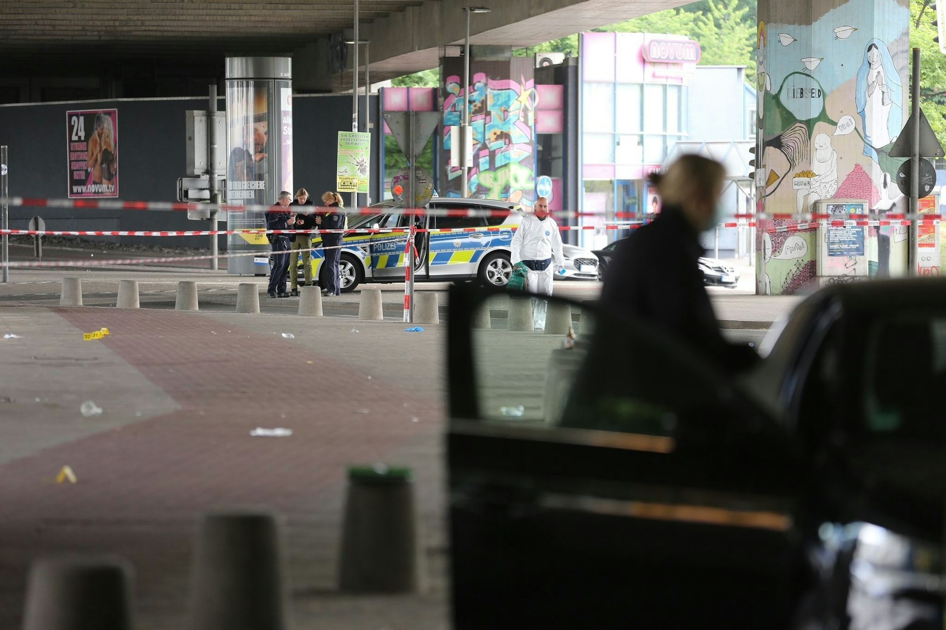 Ein Mann soll in Bielefeld mit einem scharfen Gegenstand mehrere Menschen verletzt haben.
