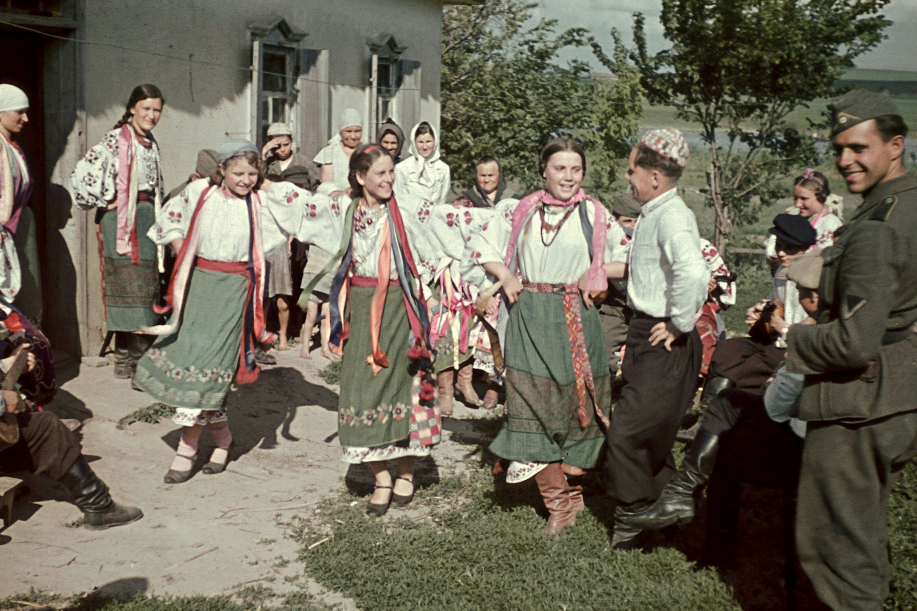 Die deutsche Wehrmacht wurde bei ihrem Einmarsch in der West- und Zentralukraine freudig begrüßt: Frauen aus der Gegend von Poltawa (Zentralukraine) beim Volkstanz im Sommer 1941, zum Vergnügen des deutschen Soldaten.
