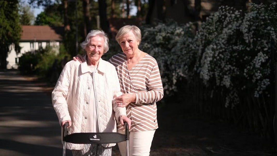 Sigrid (l.) und Christin haben Probleme mit der Überpopulation der Tiere.