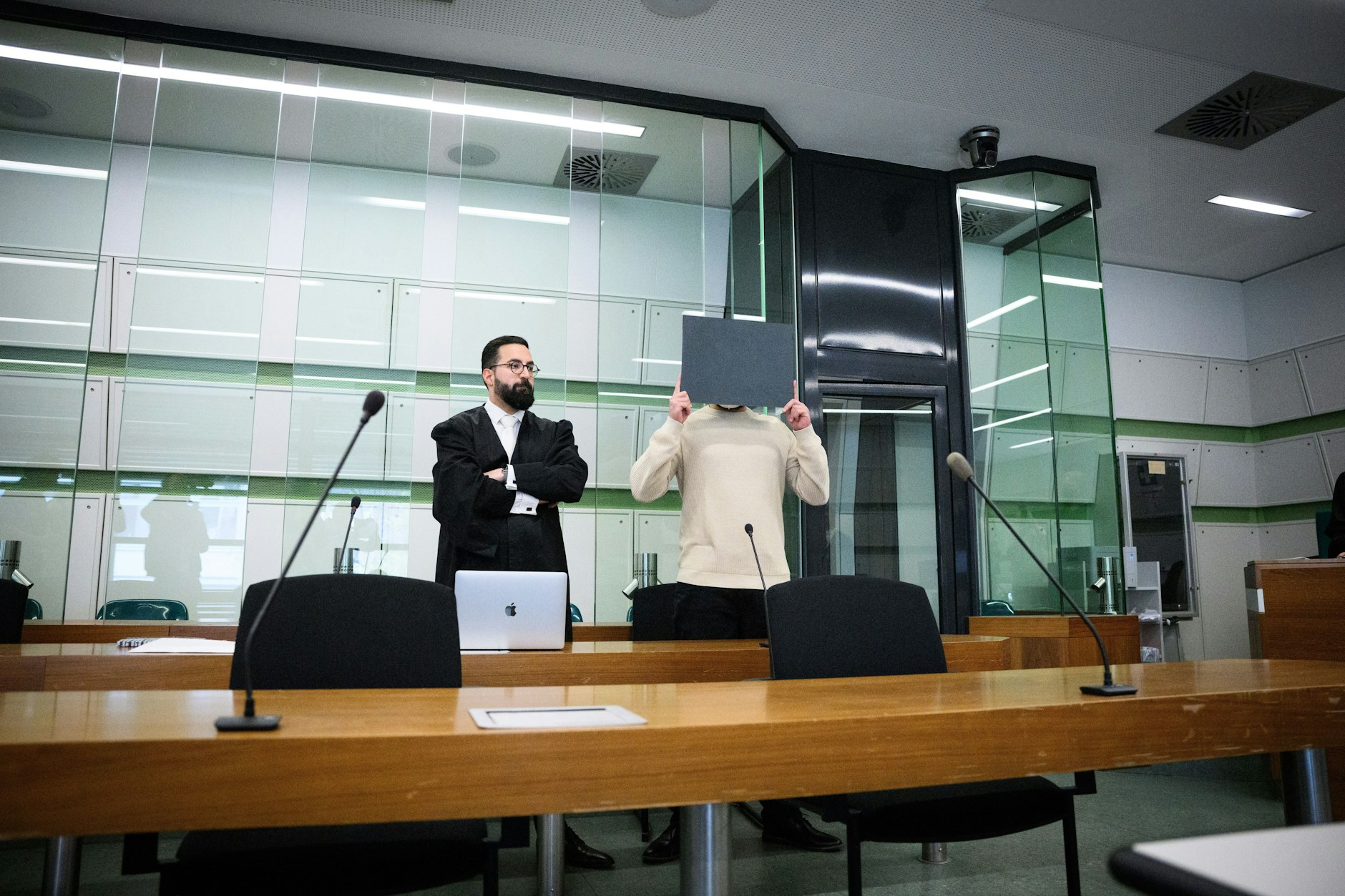 Ein 24-Jähriger hat im vergangenen Jahr in Berlin einen jüdischen Studenten schwer verletzt. Dafür verurteilte ihn das Amtsgericht Tiergarten zu drei Jahren Haft.