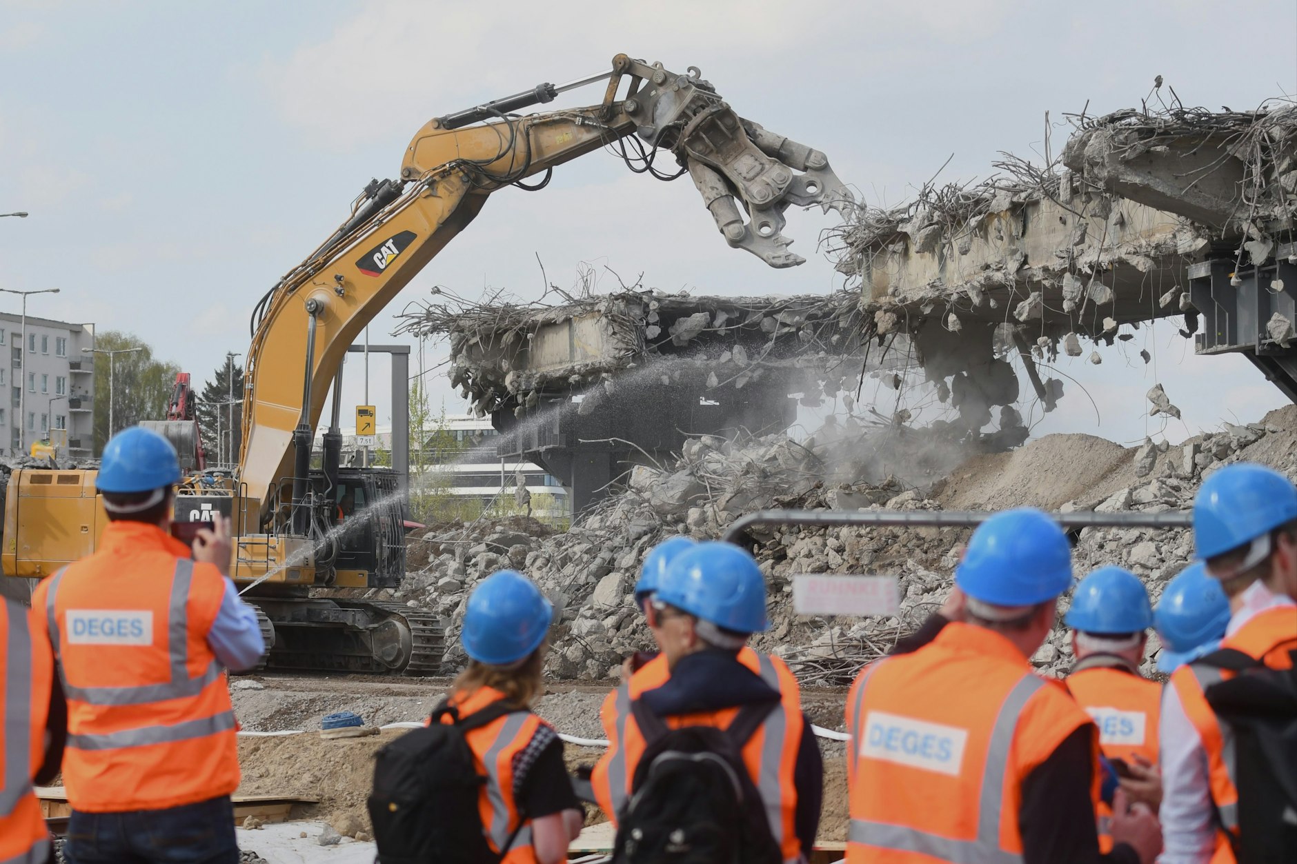 Auch an der Autobahn A100 mussten zwei Spannbetonbrücken gesperrt werden. Die Westendbrücke (im Bild) und die Brücke über die Ringbahn am Dreieck Funkturm wurden inzwischen abgebrochen.