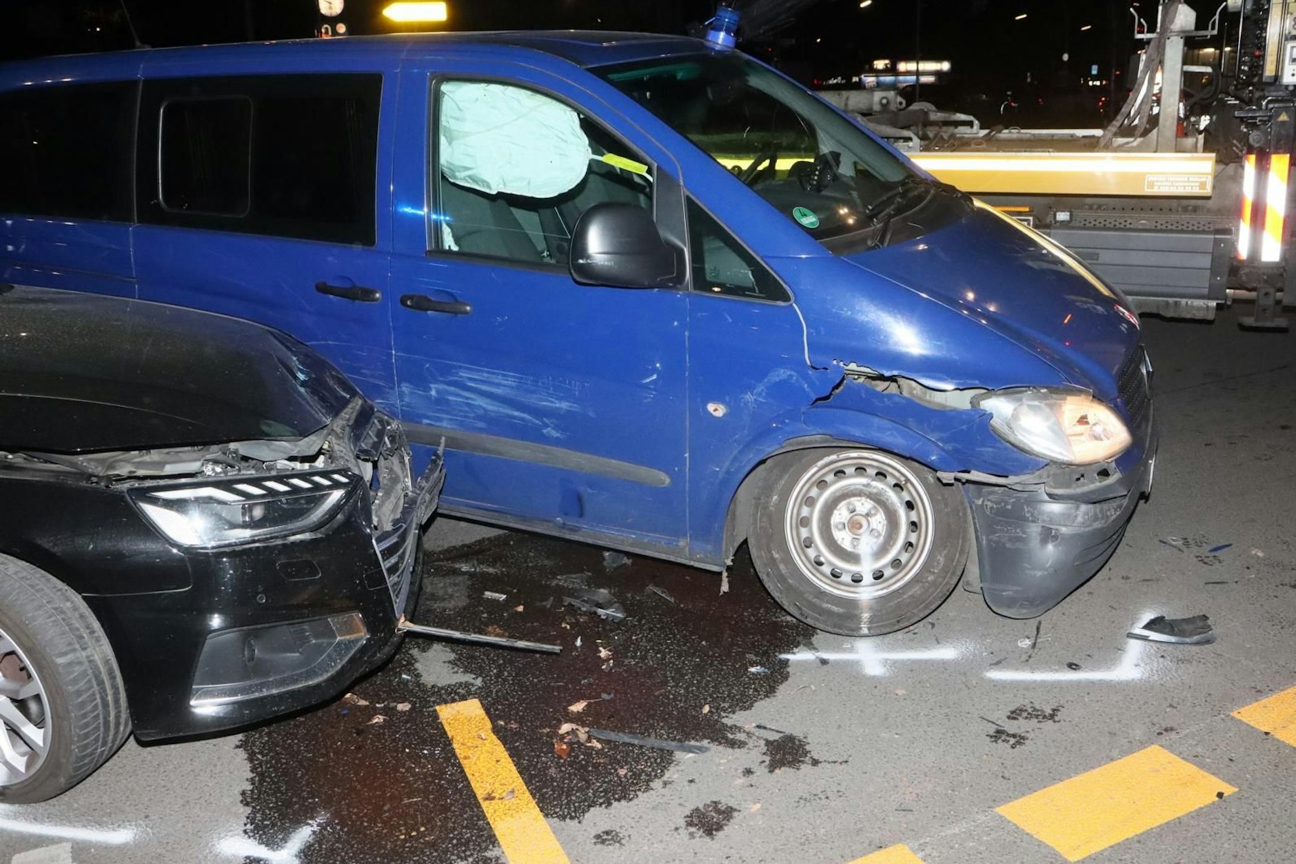 Am Tempelhofer Damm: Ein Audi rammte am 8. Mai den blauen Gefangenentransporter der Berliner Polizei.