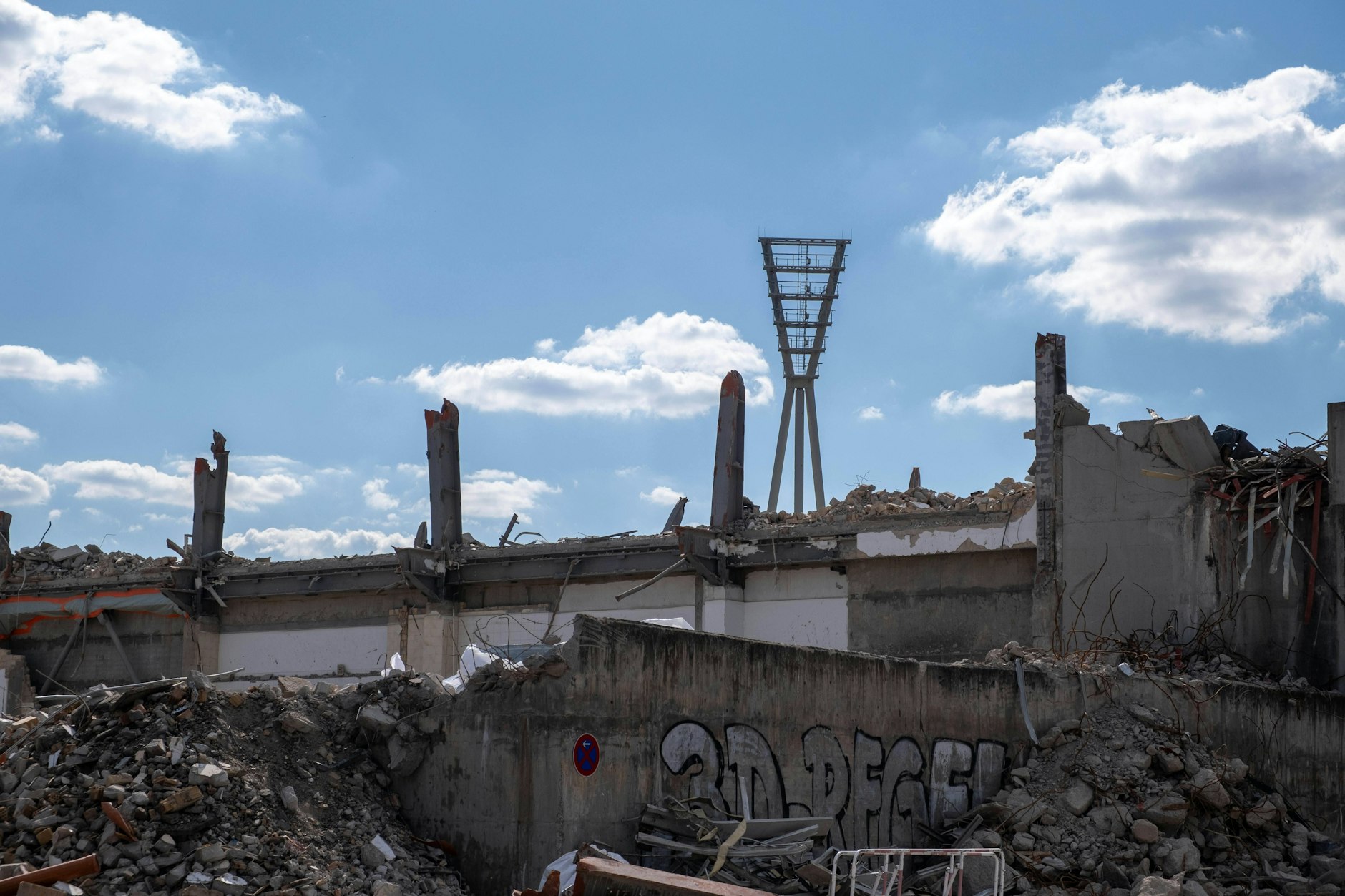 Abriss Jahnstadion: Diese Ruine war einmal die Haupttribüne der einstigen DDR-Arena, in der auch Asbest steckte.