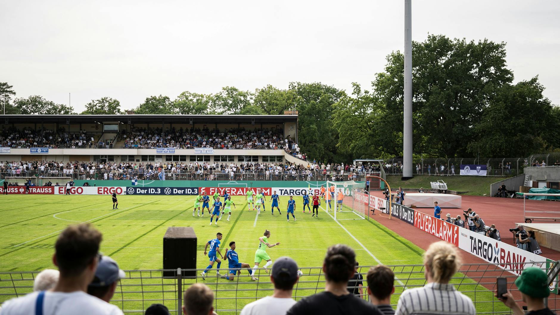 Zuschauer im Mommsenstadion verfolgen im August 2023 das Pokalspiel zwischen TuS Makkabi und dem VfL Wolfsburg.