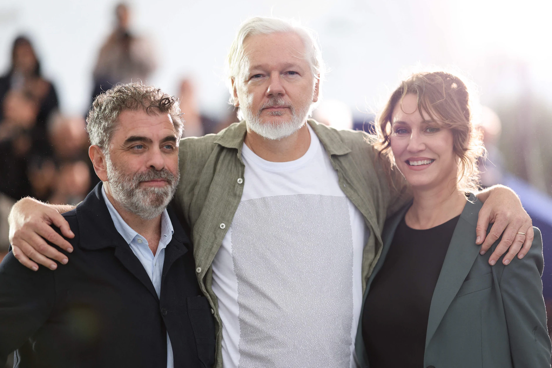 Von links: Der US-Filmemacher Eugene Jarecki, der australische Verleger und Aktivist Julian Assange und die britisch-französische Produzentin Kathleen Fournier posieren in Cannes.