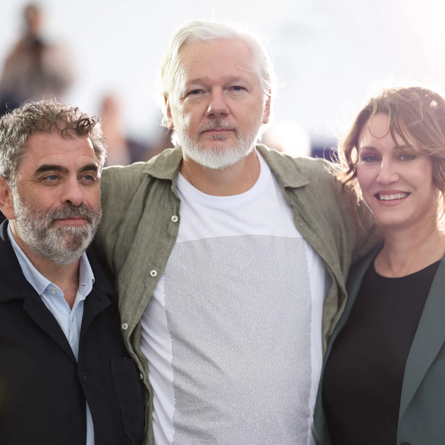 Image - WikiLeaks-Gründer Julian Assange sorgt in Cannes mit T-Shirt für getötete Kinder für Aufsehen