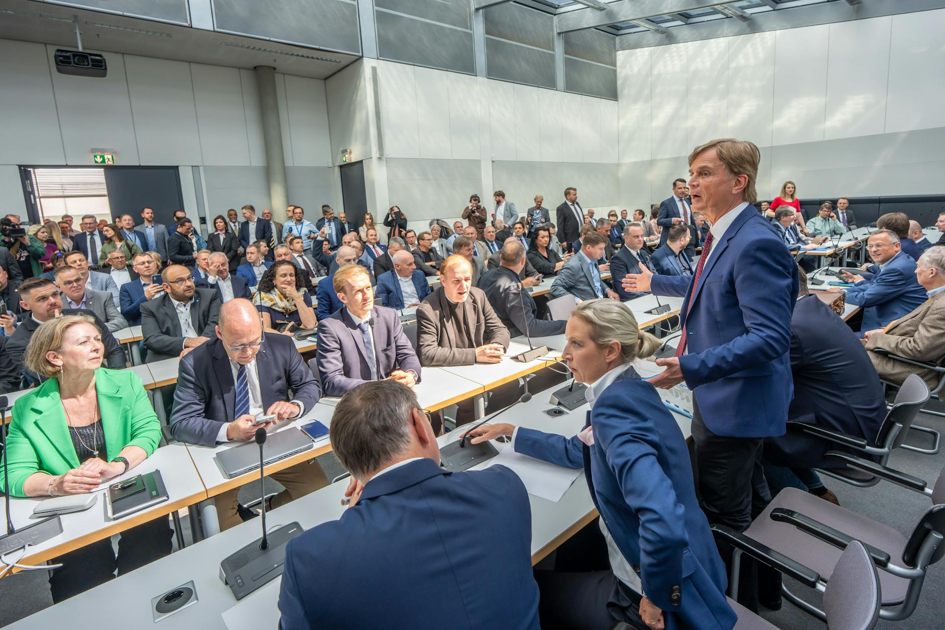 Bernd Baumann (Mitte r), vor Beginn der Probe-Sitzung der Bundestagsfraktion im ehemaligen Saal der FDP auf der Fraktionsebene im Bundestag.