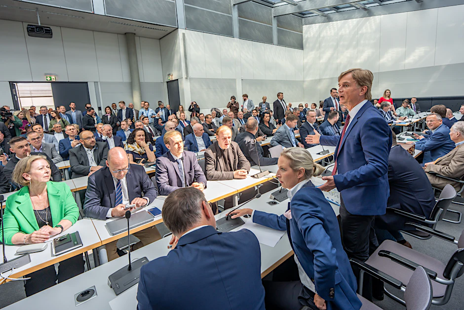 Bernd Baumann (Mitte r), vor Beginn der Probe-Sitzung der Bundestagsfraktion im ehemaligen Saal der FDP auf der Fraktionsebene im Bundestag.