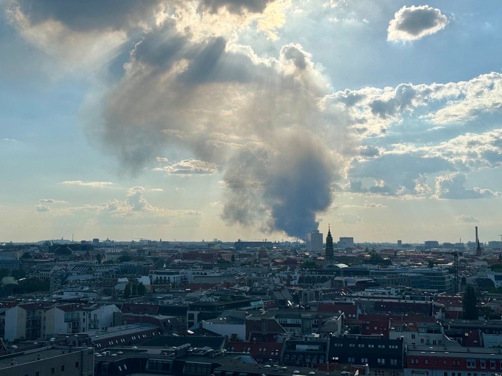 Feuer in Spandauer Gartenkolonie greift auf Industriegebiet über: Warnung an Anwohner