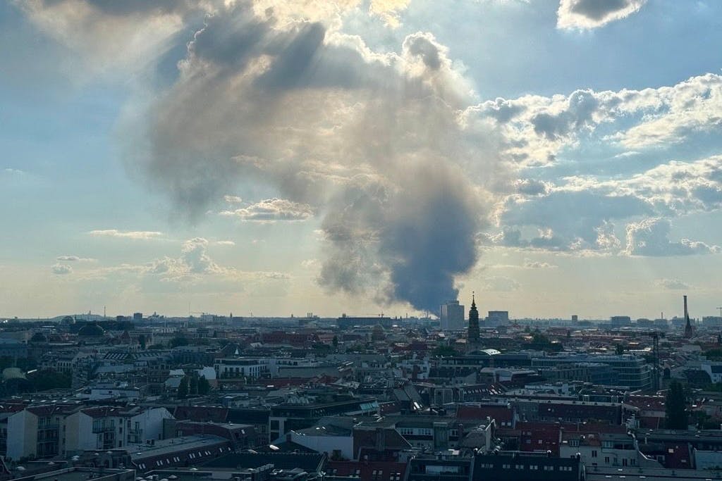 Die Rauchschwaden des Brandes hingen stundenlang über der Stadt.