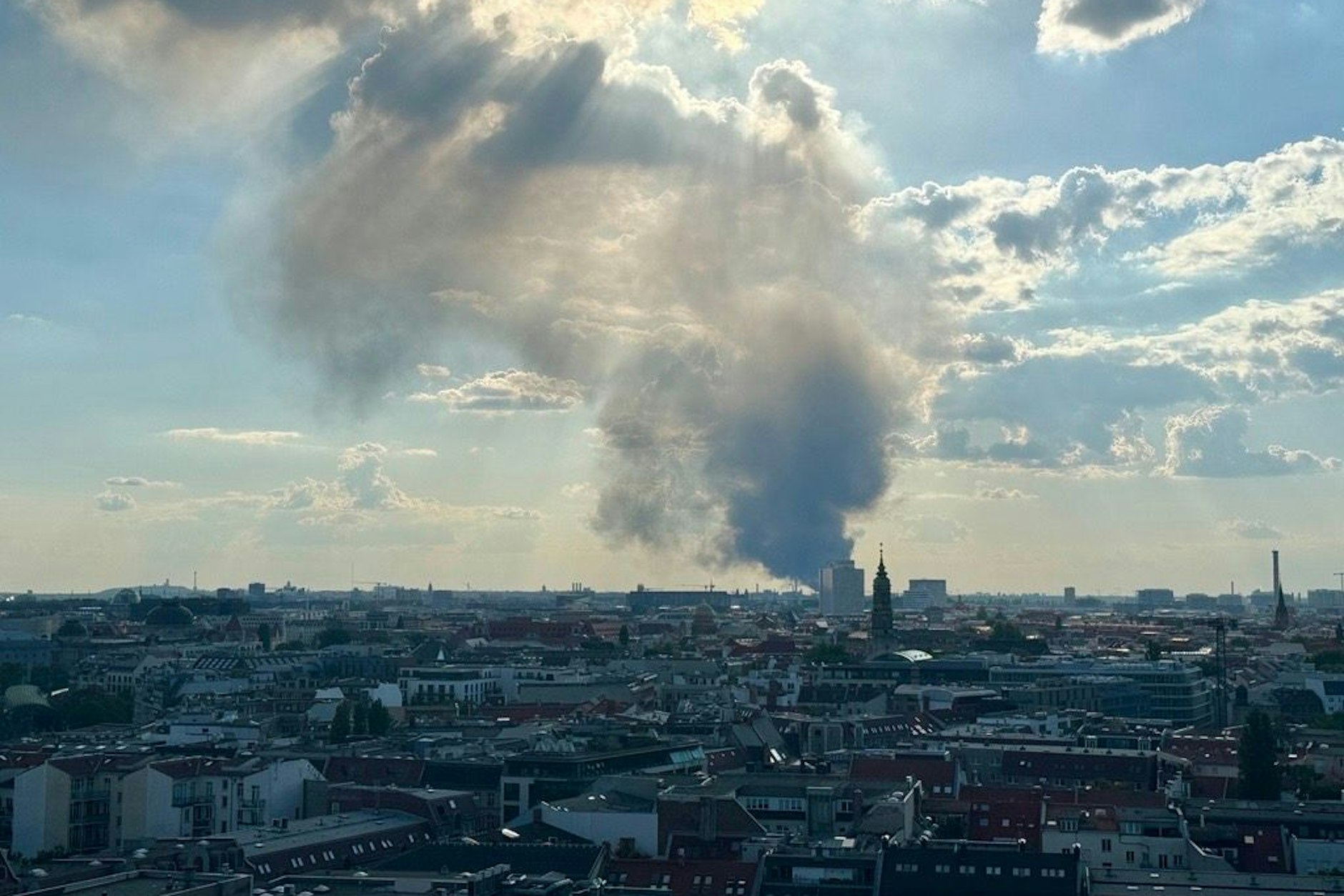 Die Rauchschwaden des Brandes hingen stundenlang über der Stadt.