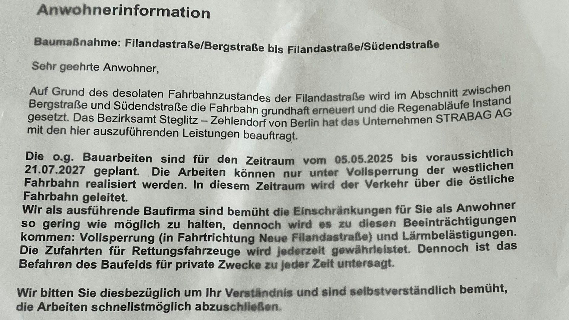Die Anwohnerinformation, die in den Fluren der betroffenen Häuser hängen. Von den Asbest-Problemen in der Fahrbahndecke steht da nichts.