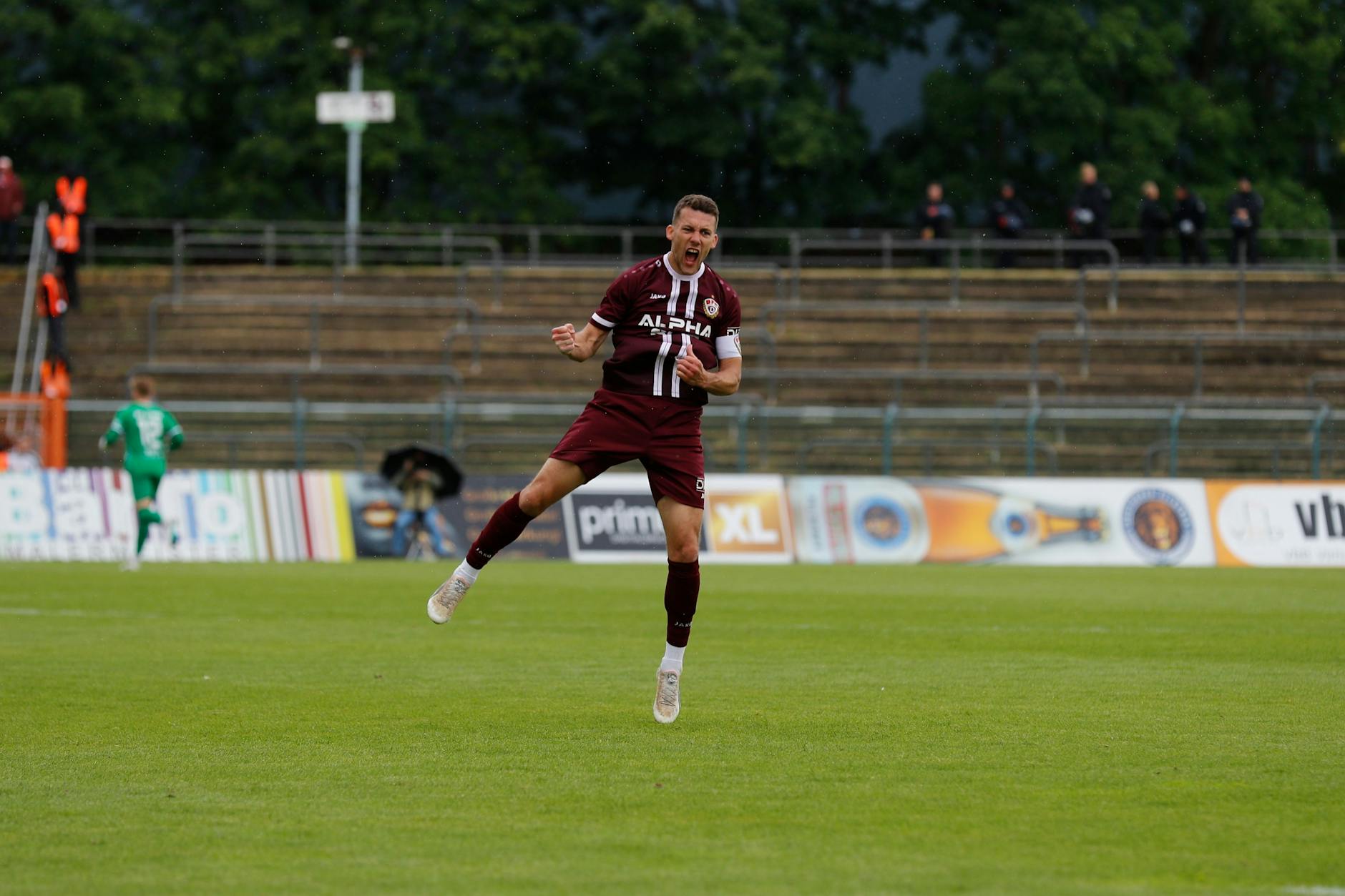 BFC-Kapitän Chris Reher bejubelt sein 1:1 gegen Zwickau so doll, dass das für jeden Muskel eine Herausforderung ist.
