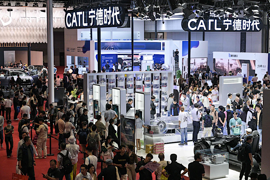 Besucher am CATL-Stand auf der Shanghaier Automesse Ende April. CATL ist Weltmarktführer unter den Batterie-Herstellern für Elektroautos.