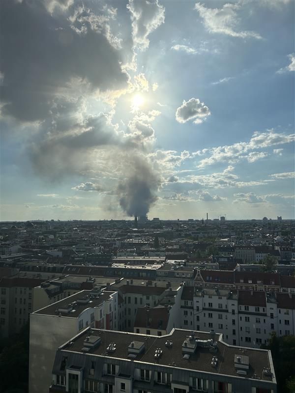 Rauchsäule über Berlin: Über 100 Feuerwehrleute bekämpfen Lauben-Brand