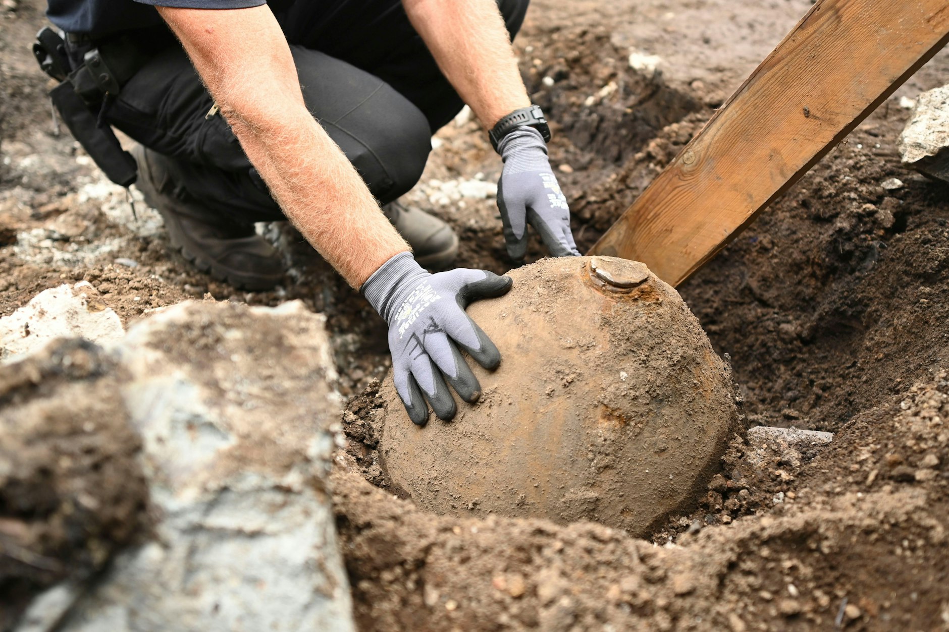 Immer wieder werden im Berliner Untergrund Bomben aus dem Weltkrieg gefunden - wie hier im August 2022 in der Laskerstraße in Friedrichshain.