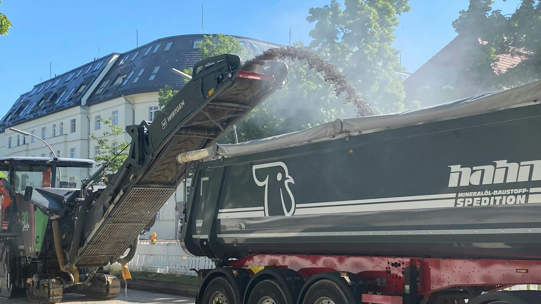 Viel Staub wird auf der Baustelle an der Filandastraße aufgewirbelt. In diesem Schutt soll kein Asbest sein, sagt ein Bauarbeiter, der die Arbeiten beaufsichtigte.