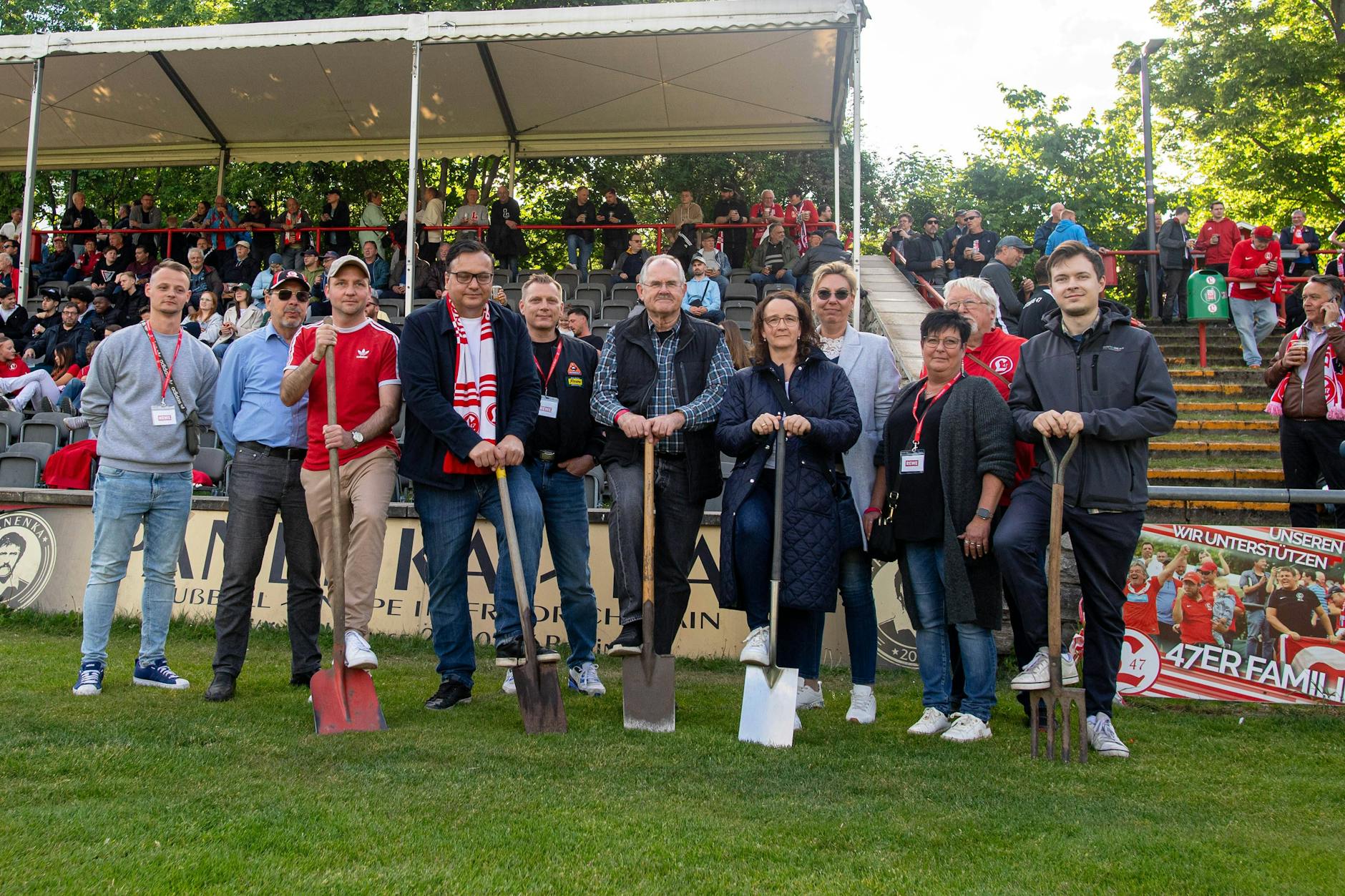 Symbolischer Spatenstich im Zoschkestadion. Vor dem Oberliga-Spiel Lichtenberg 47 - BFC Preussen Anfang Mai positionieren sich Frank Hammel (2.v.l., Präsidium Lichtenberg 47), Mike Krüger (3.v.l., CDU), Präsident Michael Grunst (4.v.l., Lichtenberg 47), BFV-Präsident Bernd Schultz (6.v.l., Berliner Fußball-Verband), Stadträtin Sandy Mattes (7.v.l., SPD), Jana Bleyel (8.v.l., Präsidium Lichtenberg 47), Henry Berthy (2.v.r., Lichtenberg 47) und Lennart Birkenthal (r., CDU) klar zum Bau des neuen Tribünendaches.