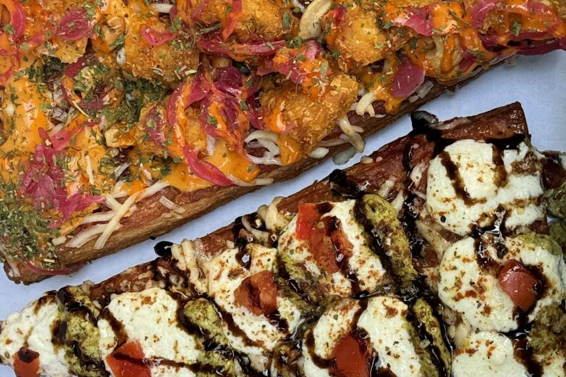 Einmal zum Mitnehmen, bitte! Die Crusty Slices werden im Pappkarton statt auf Tellern serviert.