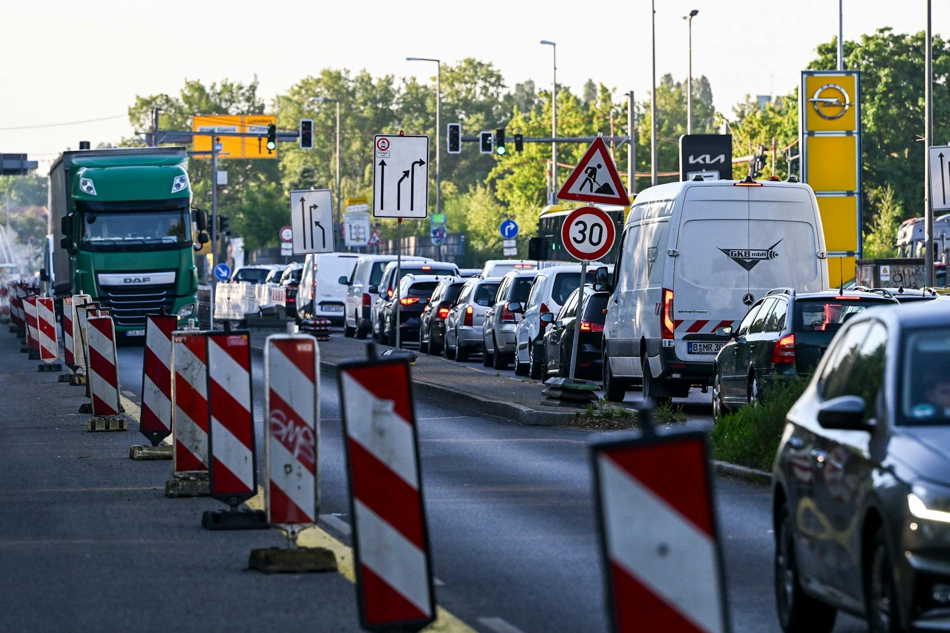 Willkommen im Stau! Die Sperrung des Knotenpunkts Treskowallee/Straße an der Wuhlheide/Edisonstraße und Rummelsburger Straße hat den Osten Berlins in einen Chaoszustand versetzt.