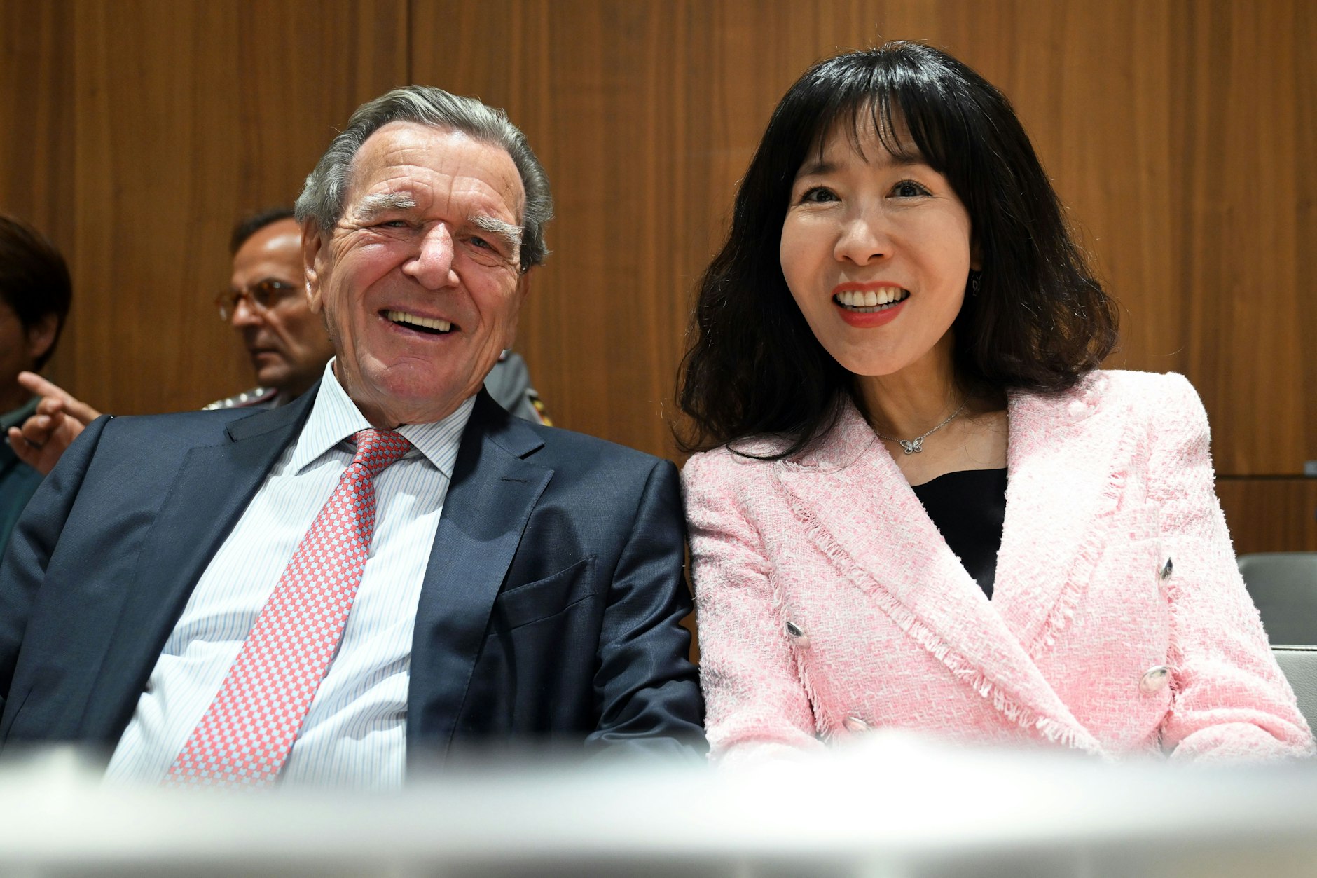 Gerhard Schröder (l), ehemaliger Bundeskanzler, und seine Frau So-yeon Schröder-Kim im Niedersächsischen Landtag.