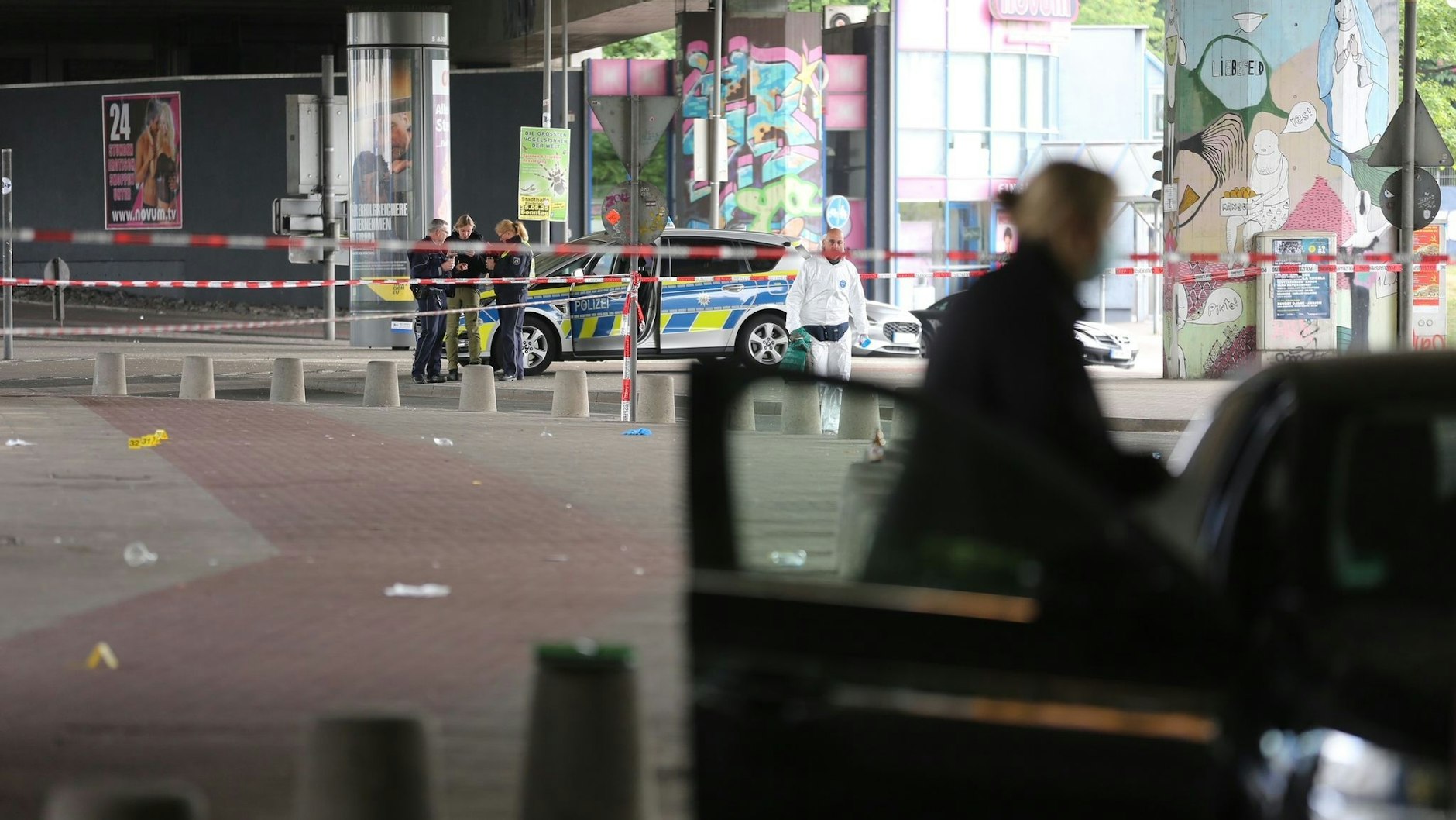 Polizei und Spurensicherung im Einsatz: Hier hat der Syrer fünf Feiernde vor einer Bielefelder Bar mit einem Messer angegriffen.