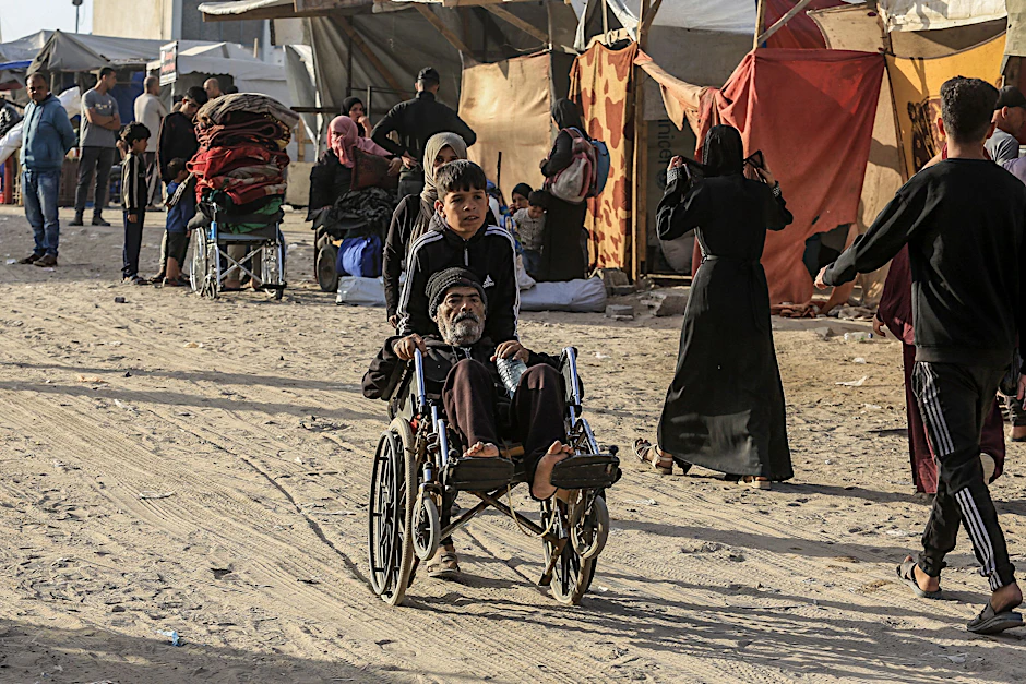 Vertriebene Palästinenser verlassen den östlichen Teil von Chan Junis im südlichen Gazastreifen.