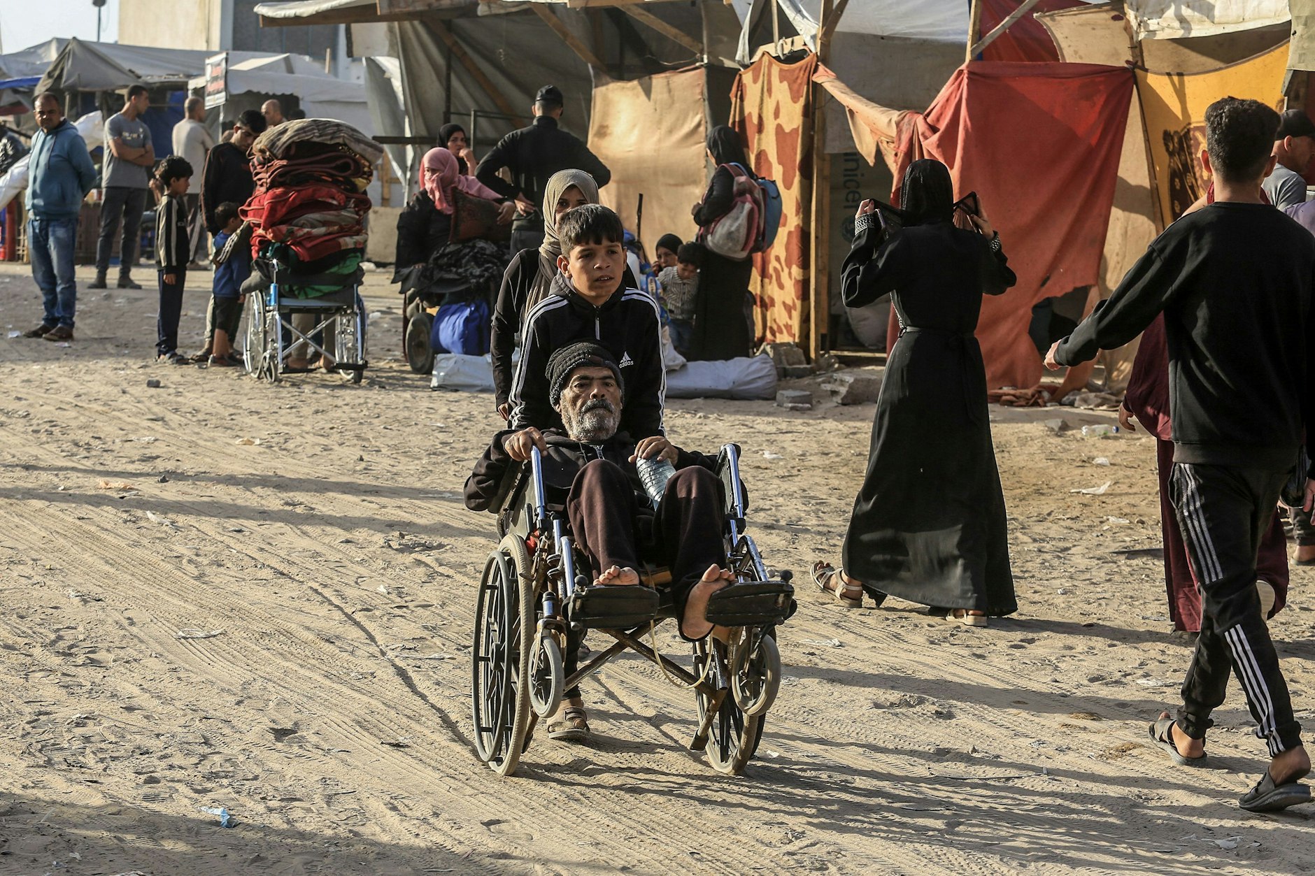 Vertriebene Palästinenser verlassen den östlichen Teil von Chan Junis im südlichen Gazastreifen.